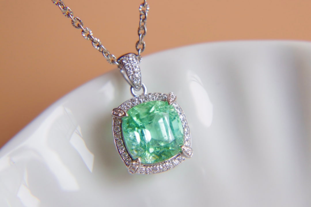 18K Gold Natural Green Tourmaline Pendant: This pendant is meticulously crafted in 18K gold, featuring a captivating green tourmaline that exudes a simple yet grand style. Paired with South African diamonds, it adds a dazzling brilliance. (Mai