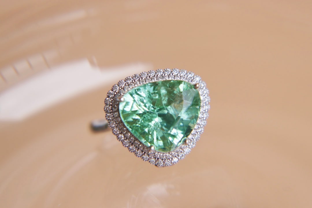 18K Gold Natural Green Tourmaline Ring: This 18K gold ring features an 8.145-carat green tourmaline, exuding a simple yet grand style. The South African diamonds add a brilliant sparkle, and its unique design allows it to be worn as both a 