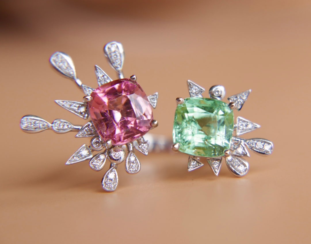 18K Gold Natural Red and Green Tourmaline Ring: This ring is meticulously crafted in 18K gold, featuring a 6.145-carat red and green tourmaline with vibrant colors, simple yet elegant. It is adorned with South African diamonds, adding a brilliant s