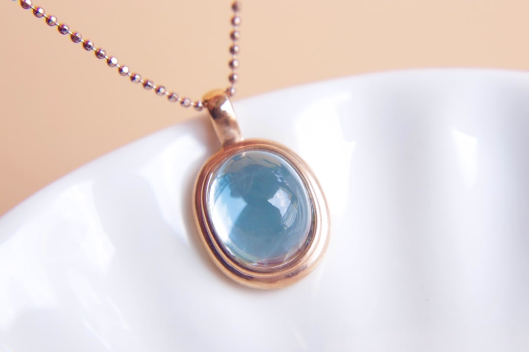 18K Gold Natural Topaz Pendant: This pendant is meticulously crafted in 18K gold, set with a sky blue topaz, featuring a pure color and a simple yet elegant design. Freight: 1.International Freight: Foreign shipping charges are dete