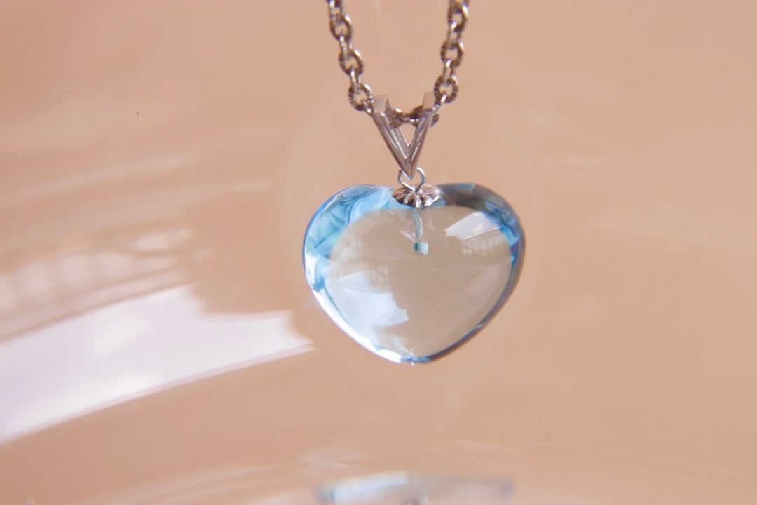 18K Gold Flawless Topaz Pendant: This 18K gold topaz pendant features a flawless crystal with an elegant and captivating color. The exquisite craftsmanship on both sides and its full, rounded form exude a noble charm. Freight: