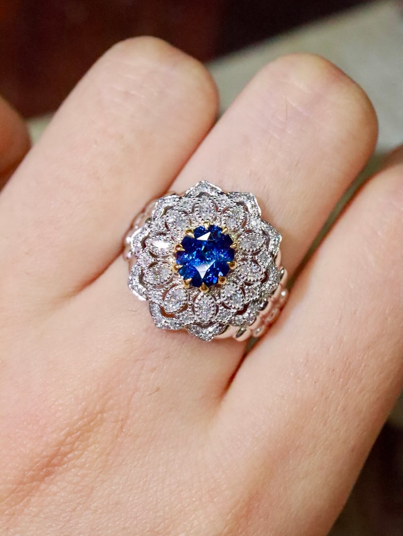 Platinum Natural Sapphire Ring: This ring perfectly combines modern and classical styles, showcasing an elegant line design. The platinum-set sapphire exudes exotic charm, making it eye-catching when worn. The exquisite craftsmanshi