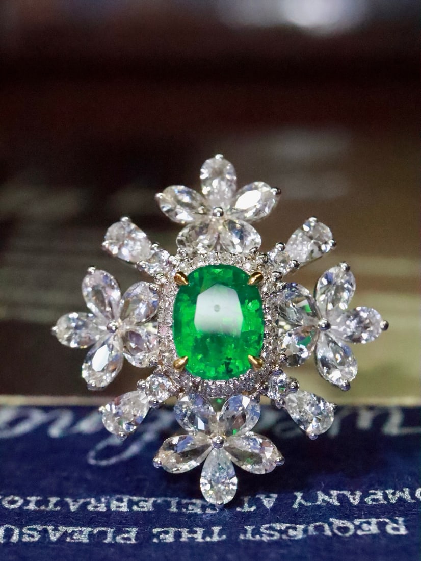 18K Gold Natural Emerald Ring: This emerald ring is stunning with its deep and rich color and flawless crystal quality. Its classic design makes it an eternal treasure, suitable for any occasion. The 18K gold material adds a touch 