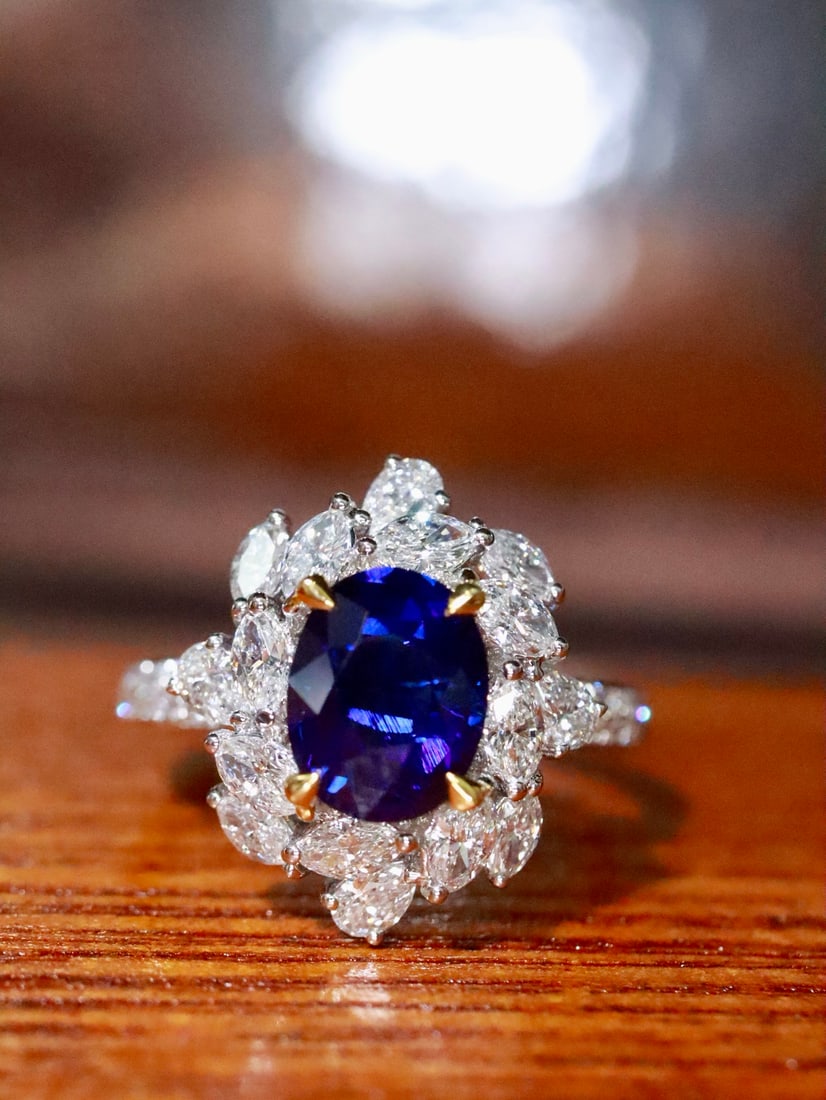 18K Gold Natural Sapphire Ring: This ring showcases impeccable beauty with its bright and rich color and dazzling brilliance. The texture of 18K gold complements the high saturation of the sapphire, while the diamond accents add lux