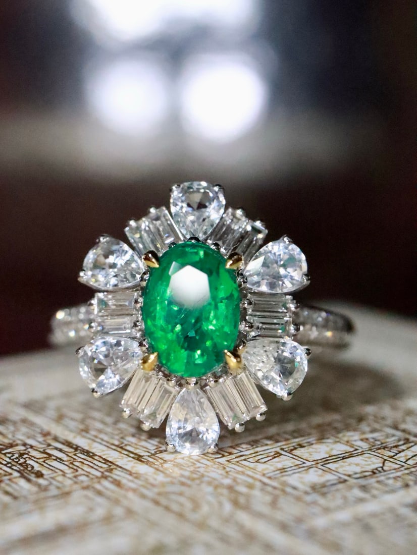 18K Gold Emerald Ring: This ring features a vintage design that highlights the unique charm of the emerald. The exquisite craftsmanship combined with a fashionable design makes it a brilliant piece in high-end jewelry