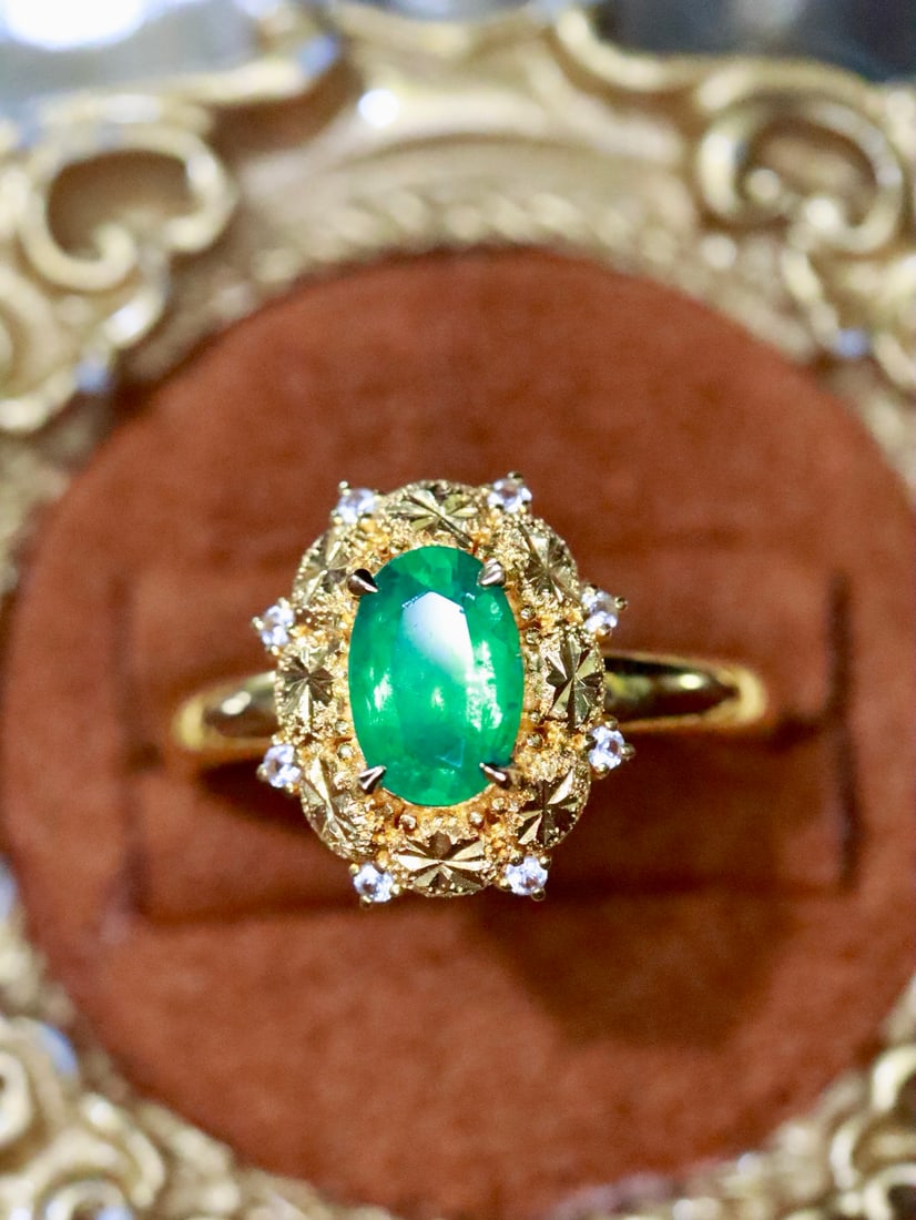 18K Gold Natural Emerald Ring: This emerald ring captivates with its vivid color and flawless crystal. The 18K gold adds a touch of nobility, while the diamond accents enhance its luxury. Perfect for collectors with a taste for ele