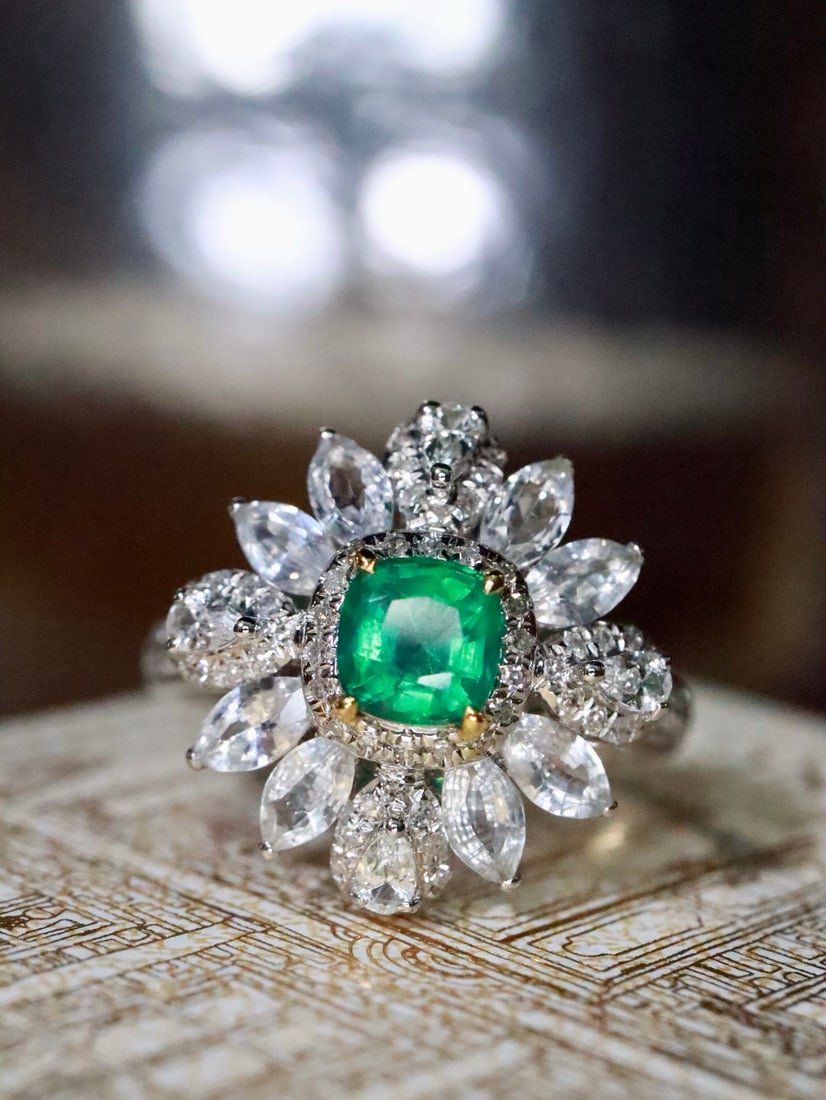 18K Gold Emerald Ring: This 18K gold emerald ring exudes a vintage elegance that captivates. The exquisite emerald main stone complements the brilliant diamonds, perfectly showcasing a noble aura. (Gold weight 4.07g, main s