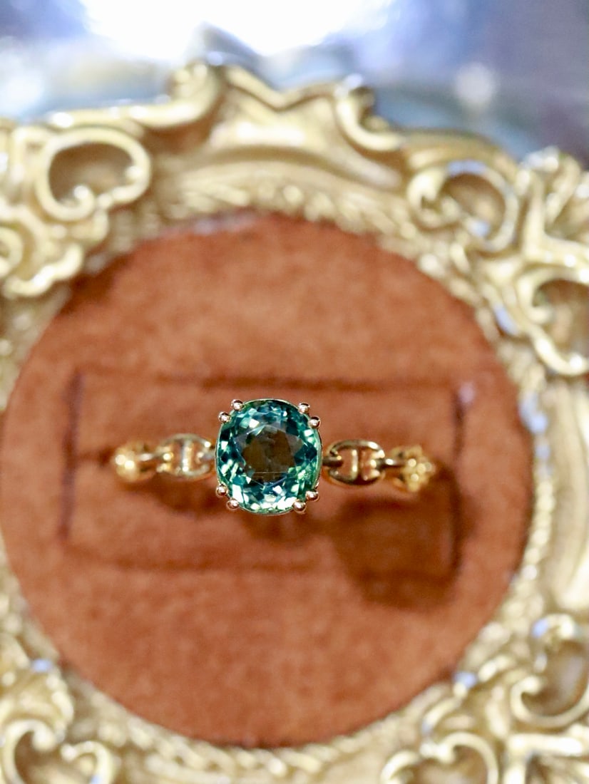18K Natural Tourmaline Ring: This ring is renowned for its exquisite design and high-quality tourmaline. The tourmaline crystal is flawless, showcasing a captivating brilliance. The overall design of the ring is elegant, suitable
