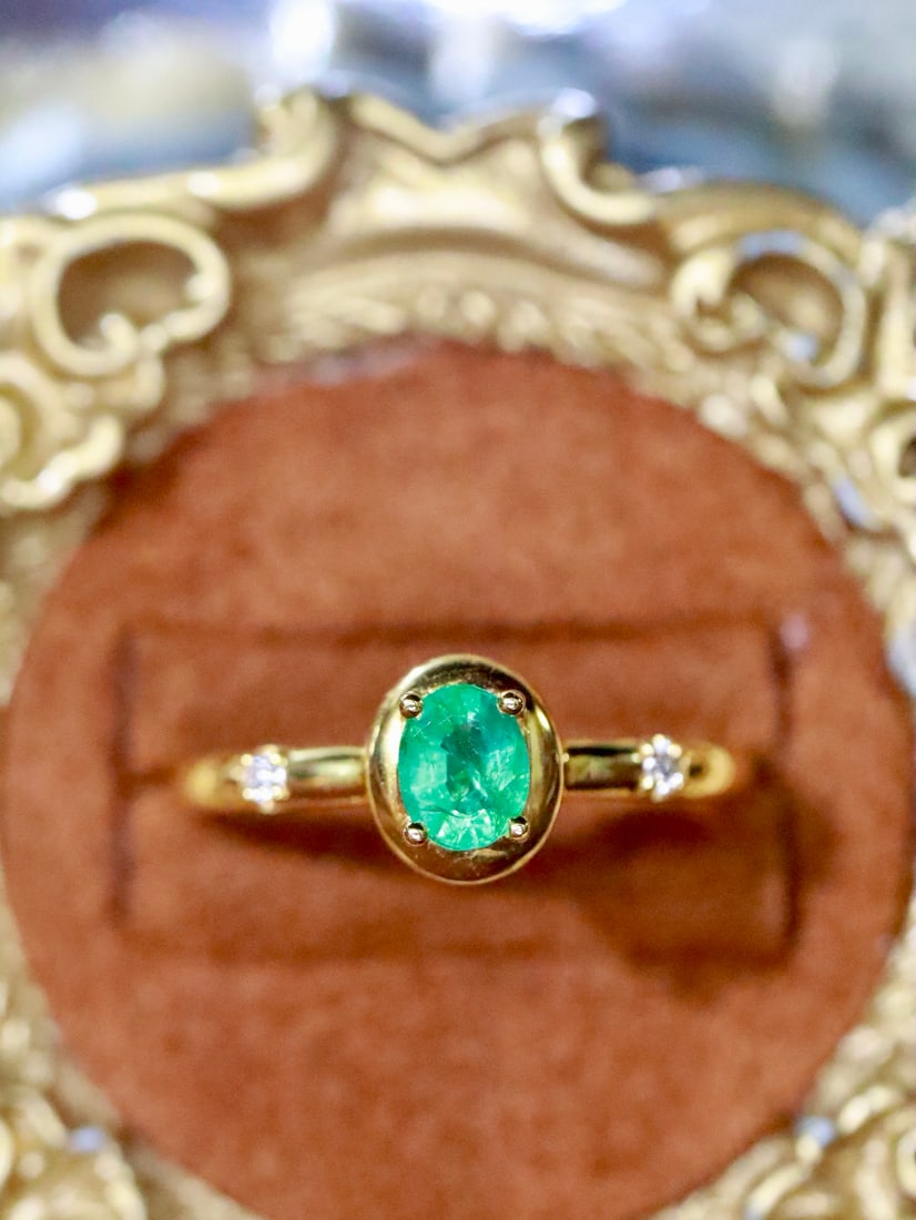 18K Gold Emerald Ring: This 18K gold emerald ring embodies a perfect blend of classic and modern styles, with the captivating color of the emerald adding an elegant touch to the wearer. Its exquisite design makes it a brill