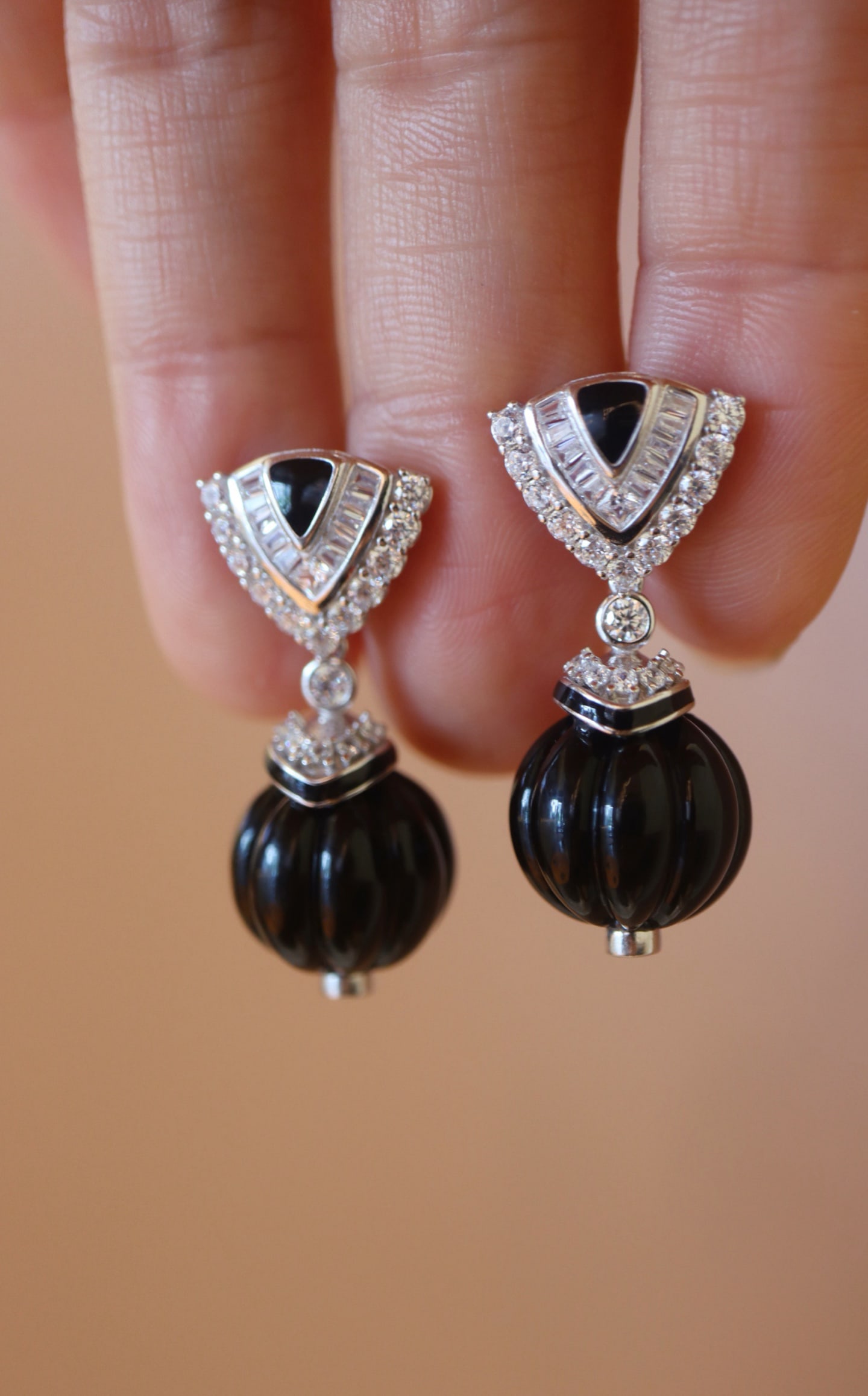 Sterling Silver Black Onyx Earrings: These earrings feature black onyx as the main stone, inspired by the classic pumpkin bead design, exuding a strong sense of vintage style. Made of sterling silver, the overall look is elegant and uniq
