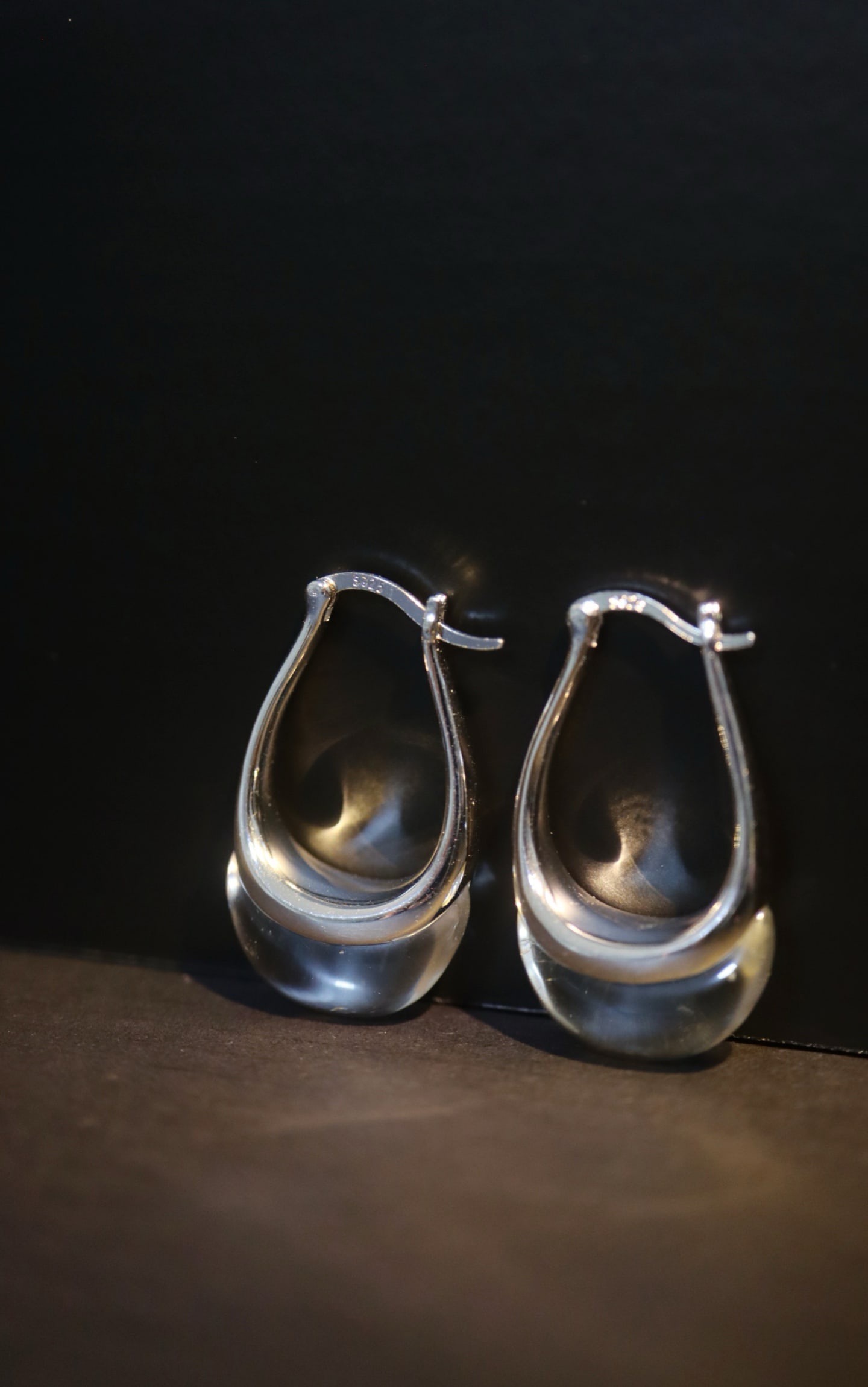 Natural White Crystal Earrings: These earrings feature natural white crystal, showcasing a clear and pure beauty. The silver design is simple yet elegant, suitable for various occasions to enhance your graceful aura. Freight: 1.Inte