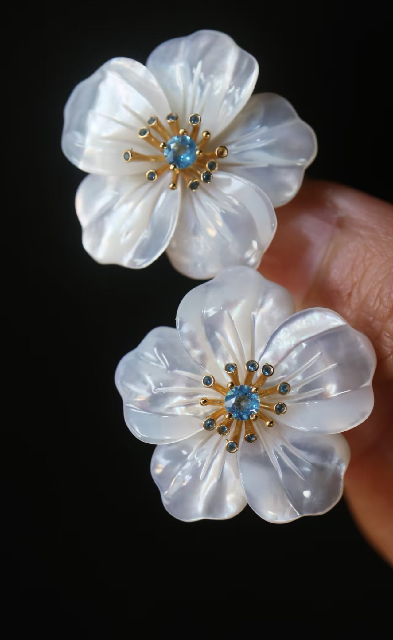 Natural Topaz and Natural White Mother-of-Pearl Earrings: These earrings feature natural topaz and natural white mother-of-pearl as the main stones, showcasing the beauty of exquisite craftsmanship. Based on sterling silver, the floral design exceeds 30mm in