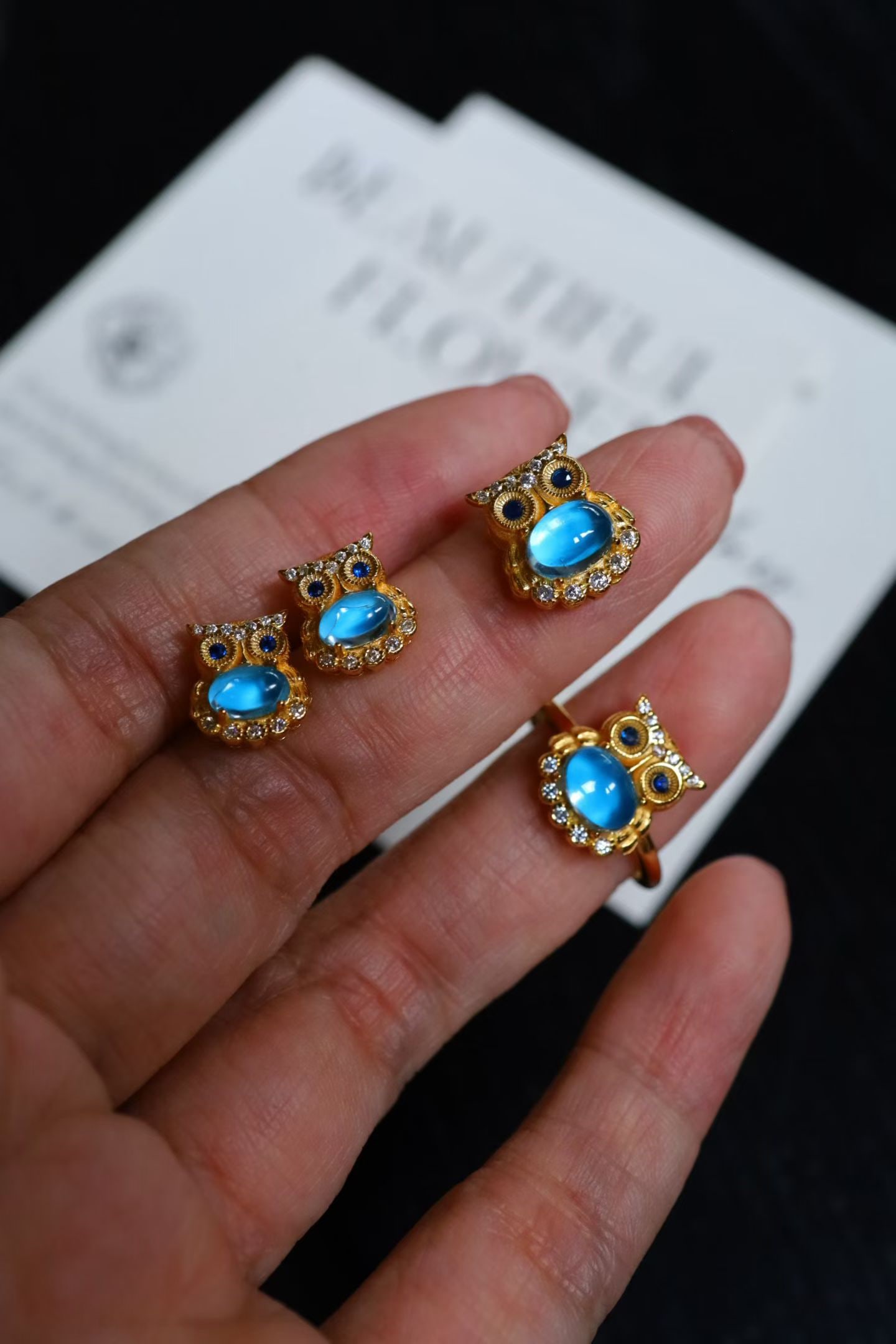 Natural Topaz Owl Set: This natural topaz owl set is renowned for its high quality and flawless gemstones. The exquisite design complements the pure luster of the topaz, showcasing its unique charm. Freight: 1.International