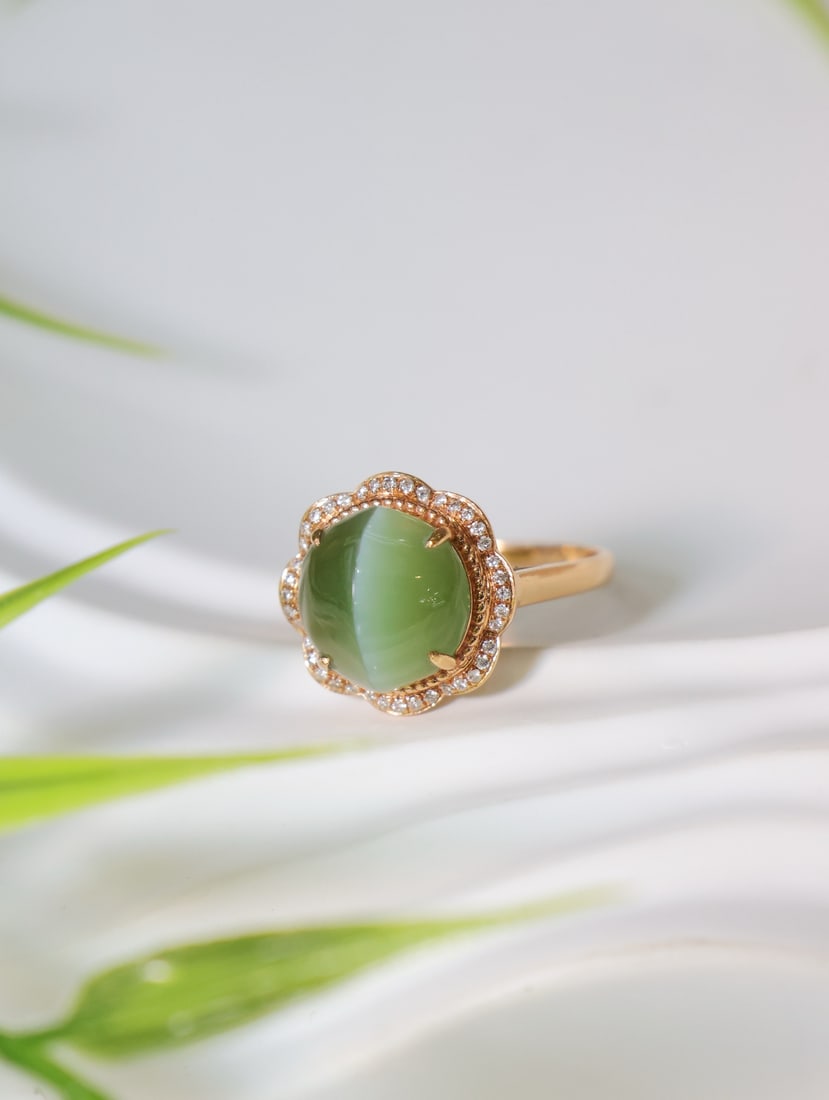 18K Gold Jade Cat's Eye Ring: This ring features a full diamond setting on an 18K gold base, showcasing the unique charm of jade cat's eye. The jade surface measures 10*11mm, with an elegant cabochon design. The cat's eye line is 