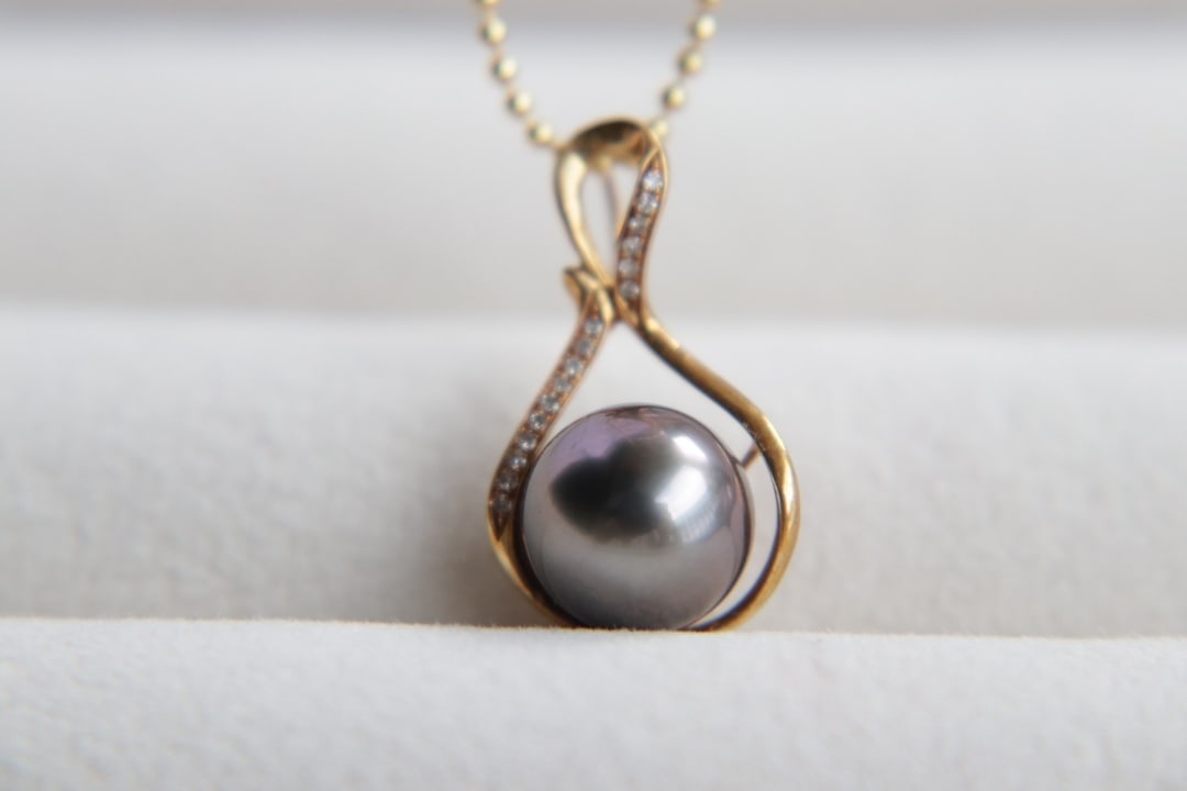 18K Gold Tahitian Pearl Pendant: This pendant is meticulously crafted in 18K gold, featuring a Tahitian pearl with a diameter of 9.5mm. The pearl is perfectly round with a strong luster, showcasing flawless quality. (Pearl 9.5mm) Fre