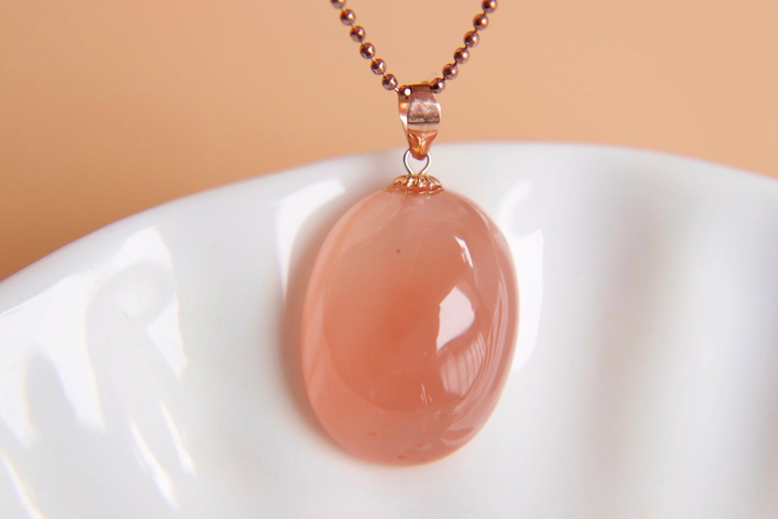 18K Gold South Red Pendant: This pendant is crafted from 18K gold and features a South Red gemstone, showcasing unique color and texture. Suitable for various occasions, it exudes an elegant taste. Freight: 1.International