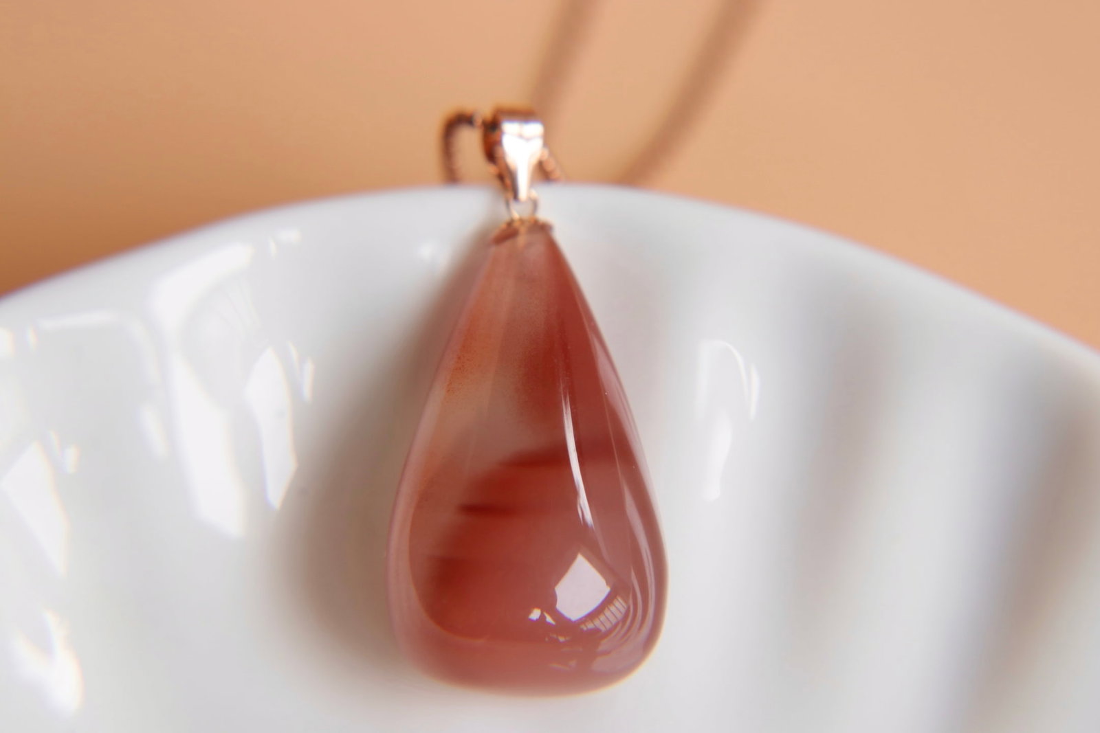 18K Gold South Red Pendant: This pendant is crafted from 18K gold and features a precious South Red gemstone, exuding unique elegance and charm. Its design is simple yet luxurious, suitable for various occasions. Freight: