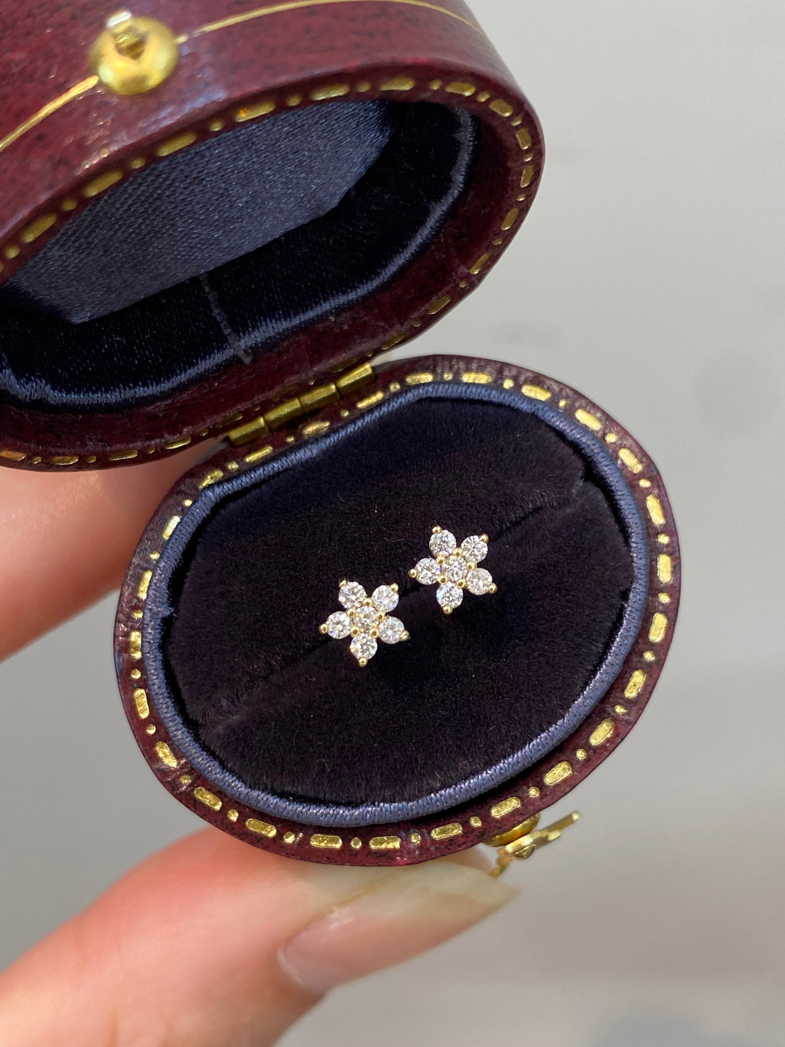 18K Gold Natural Diamond Earrings: These earrings feature a sunflower design with layered petals, showcasing exquisite craftsmanship. The natural diamonds add a touch of sunlight to your ears, enhancing a gentle aura. Perfect for