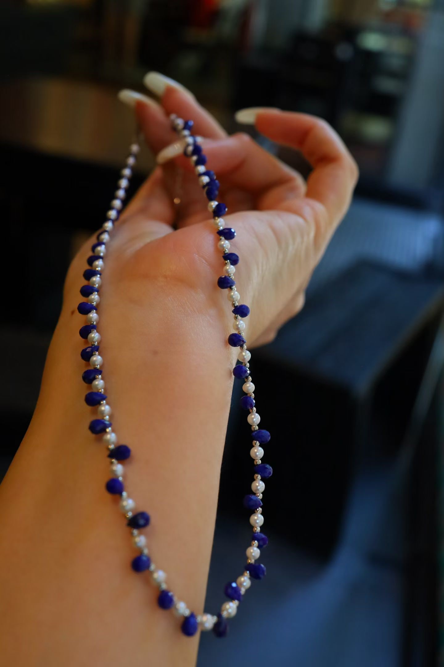 Sterling Silver Natural Lapis Lazuli Necklace: This necklace features old mine lapis lazuli cut into small teardrop shapes, paired with natural pearls, showcasing a perfect blend of elegance and fashion. Crafted with exquisite Indian import techni