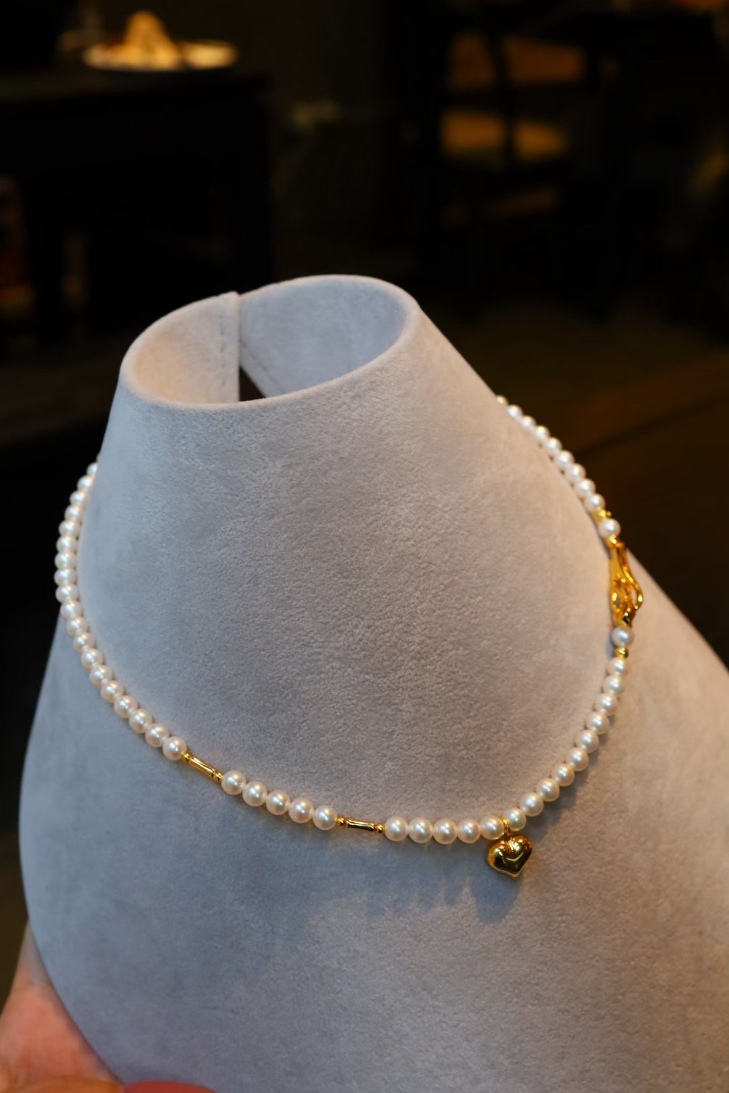 Pearl Necklace: This pearl necklace stands out with its unique design and exquisite craftsmanship. The heart-shaped sterling silver pendant adds a touch of elegance and delicacy. Every detail is meticulously designed