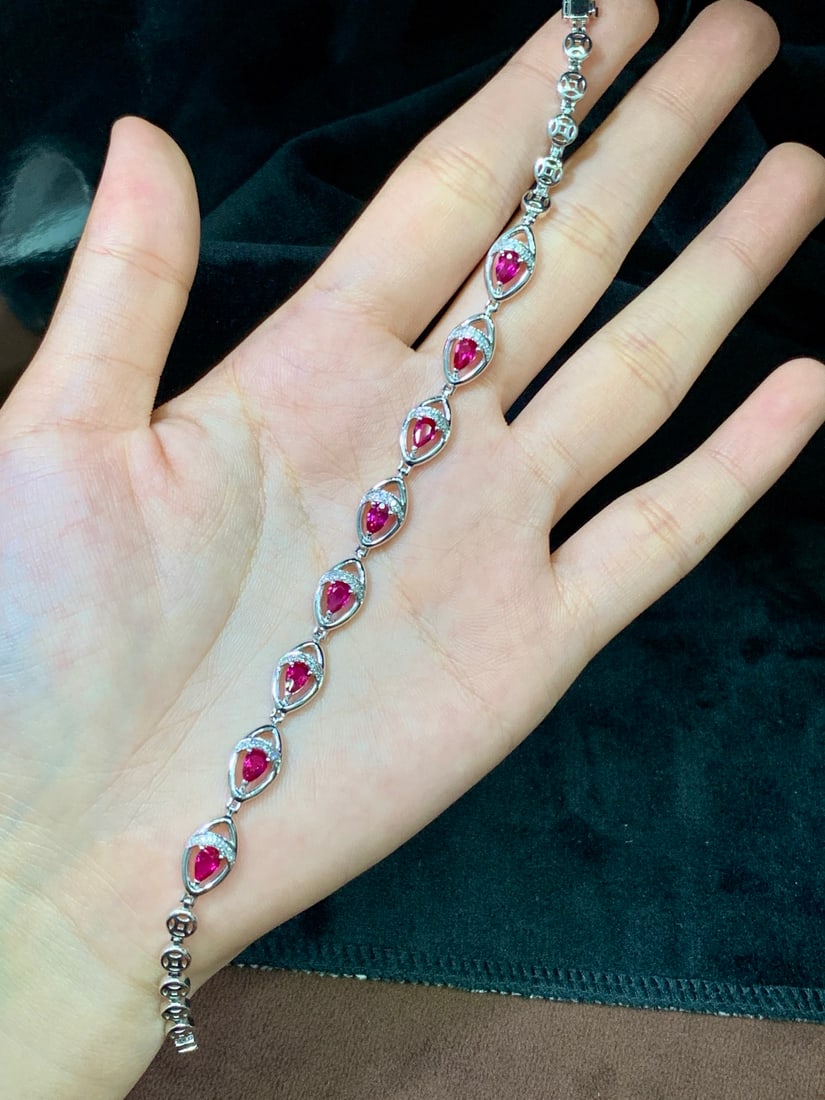 18K Gold Natural Unheated Ruby Bracelet: This bracelet features a natural unheated ruby as the main stone, showcasing a sweet rose-red hue. Its classic design is timeless, complemented by natural diamonds for added luxury. (Main stone 2.07 c