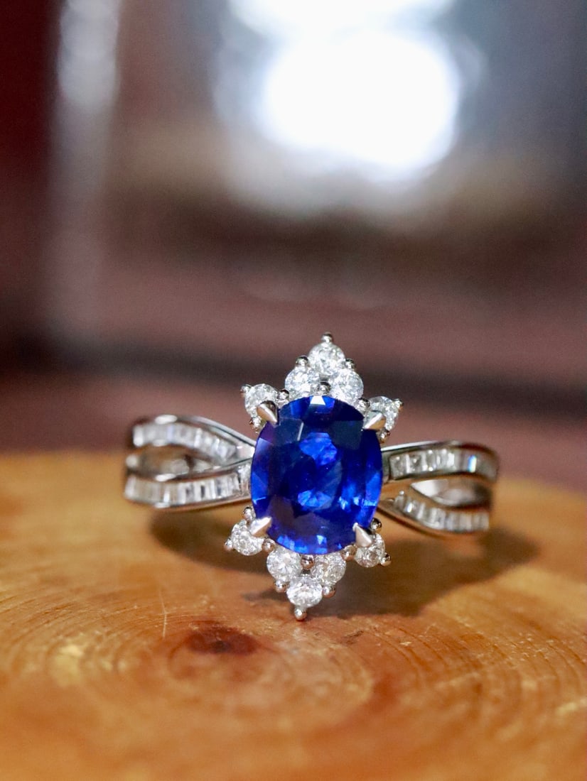 18K Gold Natural Sapphire Ring: This ring features an 18K gold base set with a natural sapphire, exuding an aura of elegance and nobility. The meticulously set diamonds add a dazzling brilliance, making the overall design both elega
