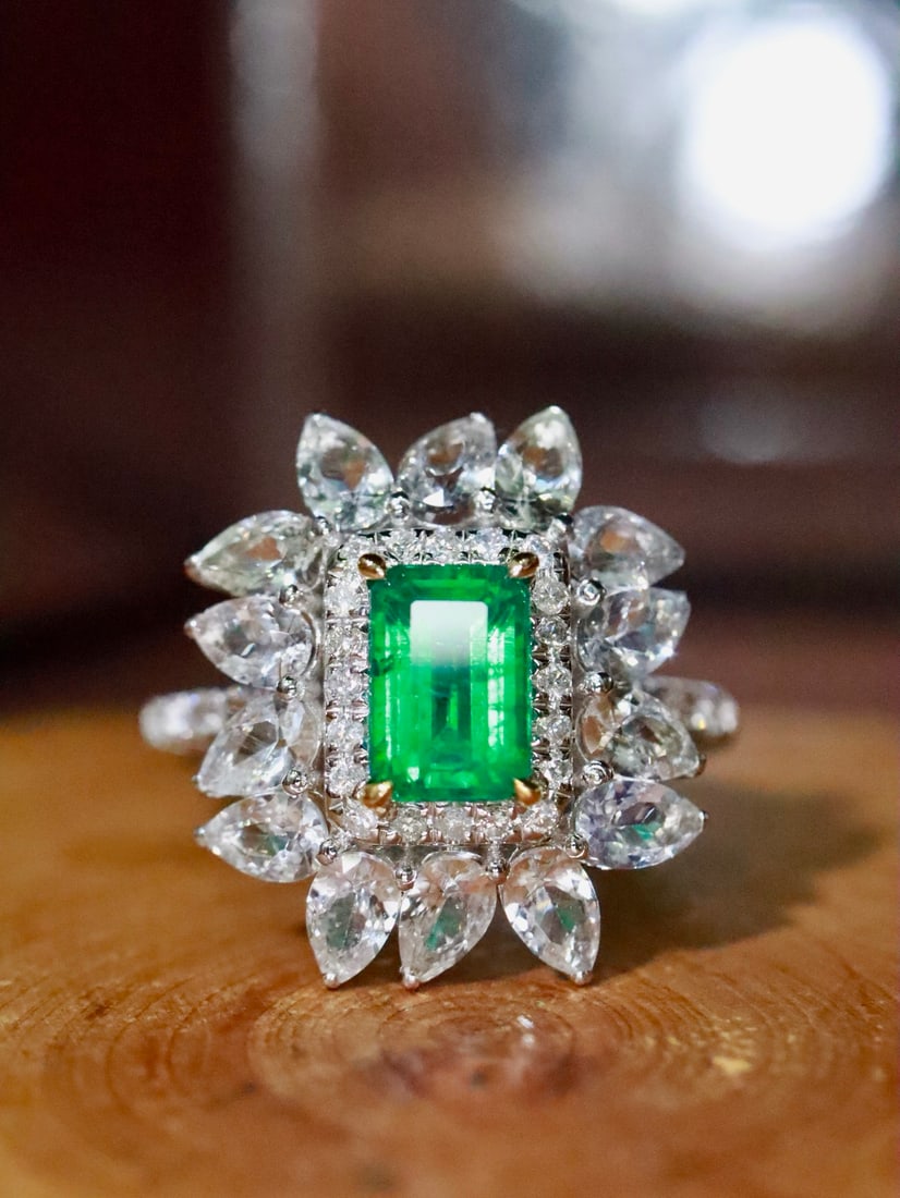 18K Gold Emerald Ring: This emerald ring perfectly combines elegance and charm. Its vivid color is captivating. Wearing it instantly elevates your sense of style. (Gold weight 3.75ct, main stone 0.83ct, diamond 0.10ct) Frei