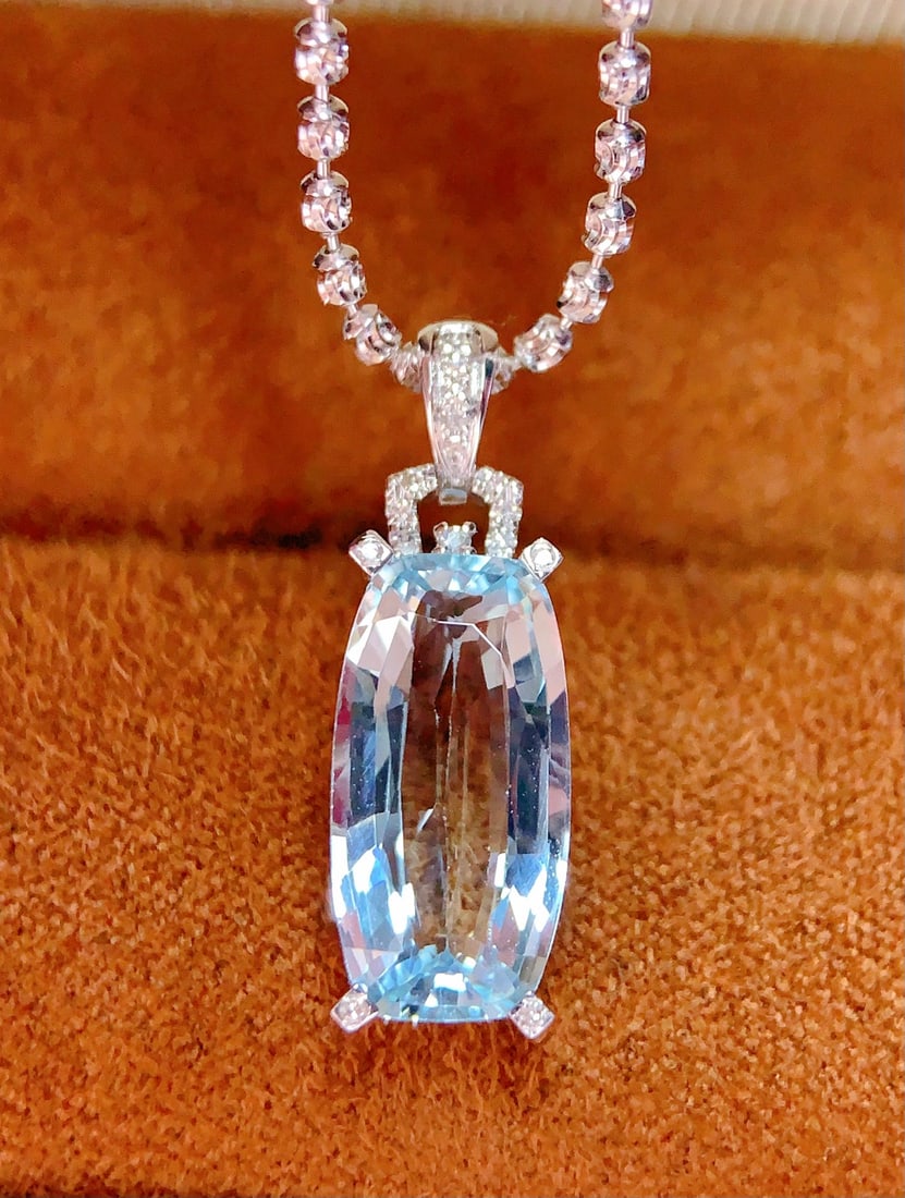 18K Gold Natural Aquamarine Pendant: This pendant is meticulously crafted in 18K gold, featuring a natural aquamarine that exudes a captivating blue hue. The surrounding diamonds add a brilliant sparkle to the piece. Suitable for various