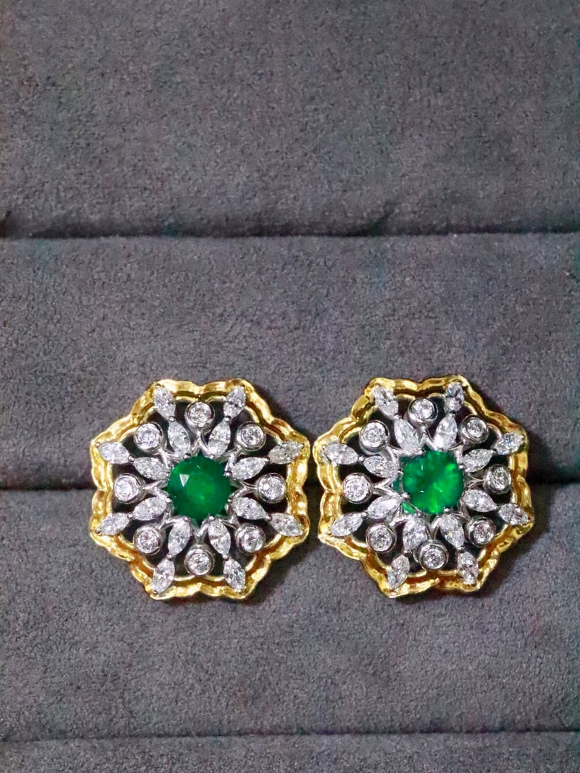 Platinum Natural Emerald Earrings: These earrings feature an elegant snowflake design, combining cold beauty with romantic allure. Crafted in PT950, they are set with natural emeralds, exuding a noble aura. (Gold weight 6.11g, main sto