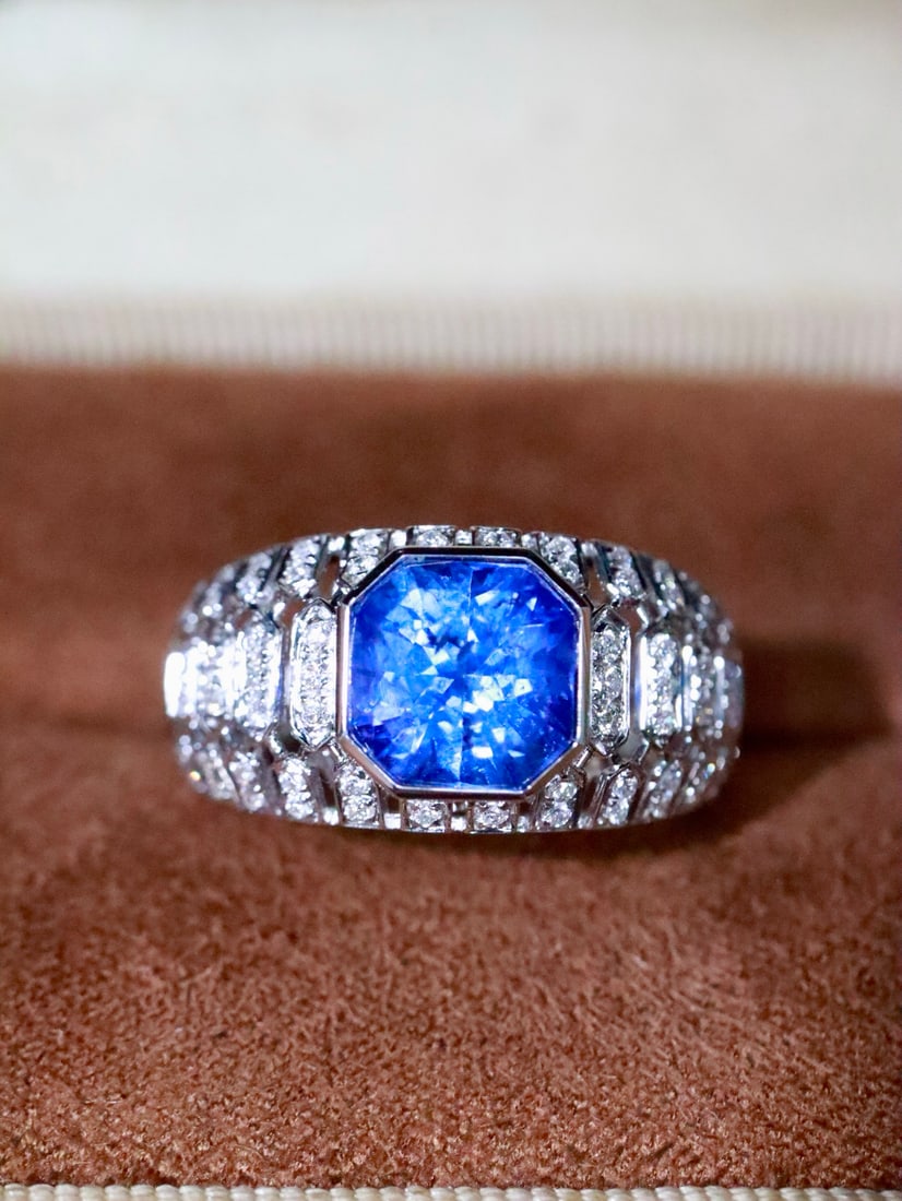 18K Gold Natural Blue Sapphire Ring: This ring is meticulously crafted in 18K gold, featuring a sparkling blue sapphire that exudes noble elegance. The sapphire's color is as bright as a cornflower, captivating the heart. Complemented by