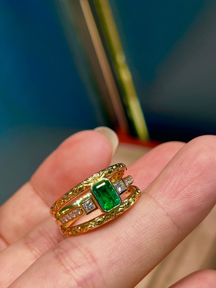 18K Gold GIA Emerald Ring: This ring is crafted in 18K gold, featuring a vividly transparent emerald, perfectly combining vintage and modern styles. The slightly wide band adds a unique charm. (Main stone 0.66 carats, diamonds 