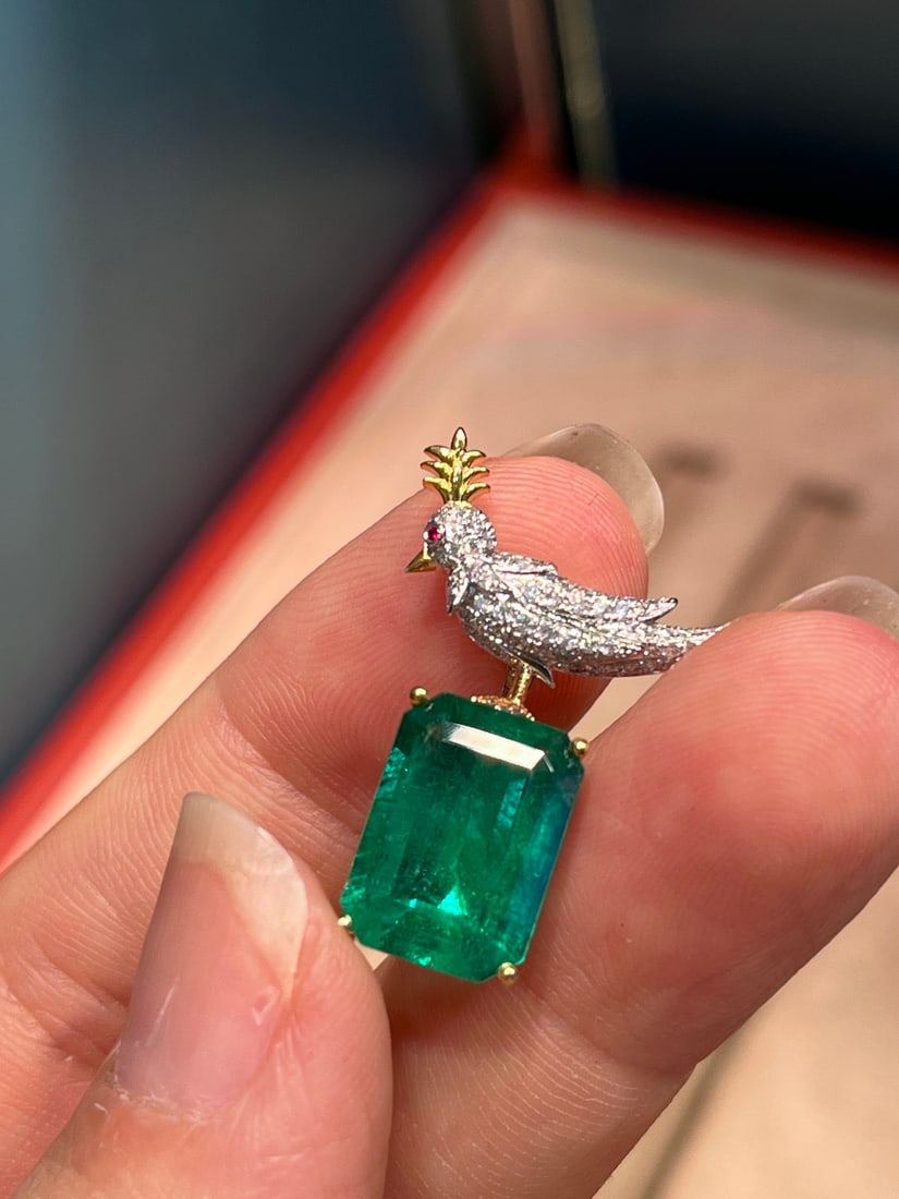 18K Gold Emerald Pendant Brooch: This 18K gold pendant brooch captivates with its exquisite design and vivid emerald hue. The emerald's rich color showcases an extraordinary natural beauty. Whether worn as a pendant or a brooch, it r