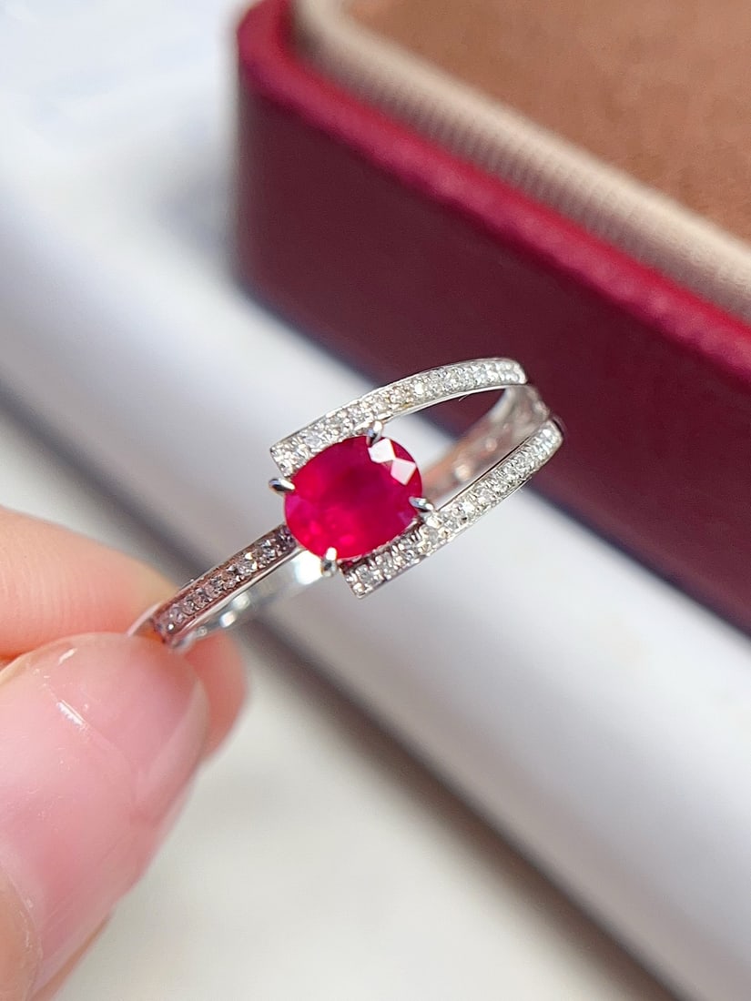18K Gold Natural Pigeon's Blood Red Ruby Ring: This ring is meticulously crafted in 18K gold, featuring a richly colored pigeon's blood red ruby, exuding unparalleled noble elegance. The ring's design is full of linear aesthetics, complemented by
