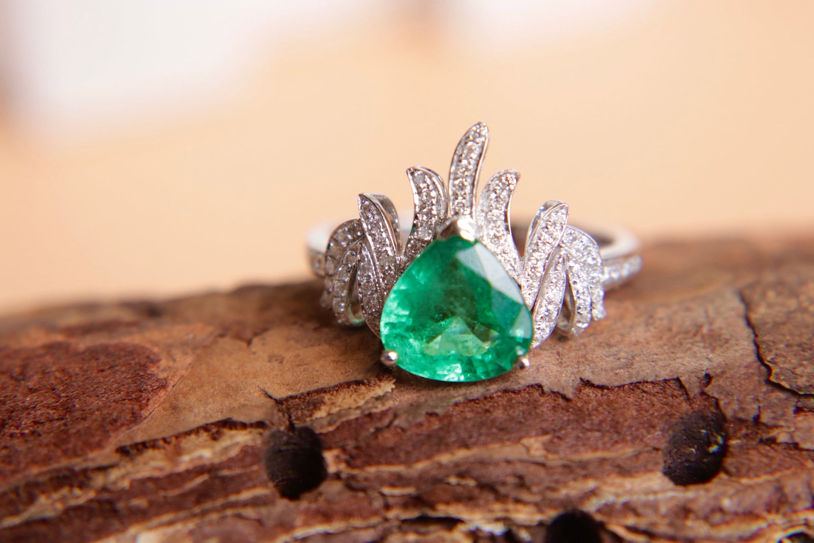 18K Gold Natural Emerald Diamond Ring: This 18K gold ring is set with a beautifully colored emerald, exuding a stylish and grand style. Paired with South African diamonds, it adds a touch of luxurious brilliance. (Main stone 2.06 carats)