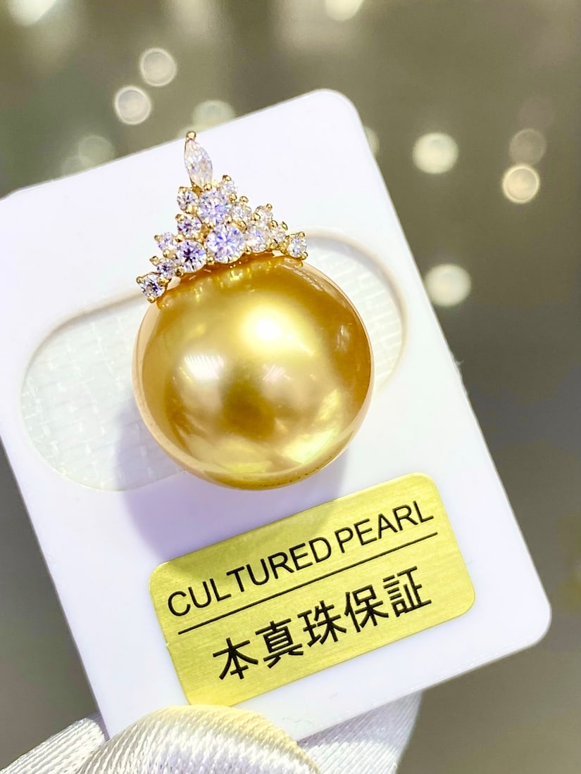 18K Gold Natural Tea Gold Pendant: This pendant is meticulously crafted in 18K gold, showcasing the unique charm of tea gold. The bead layer measures 15mm in diameter and 4mm in thickness, with perfectly round and slightly flawed parti