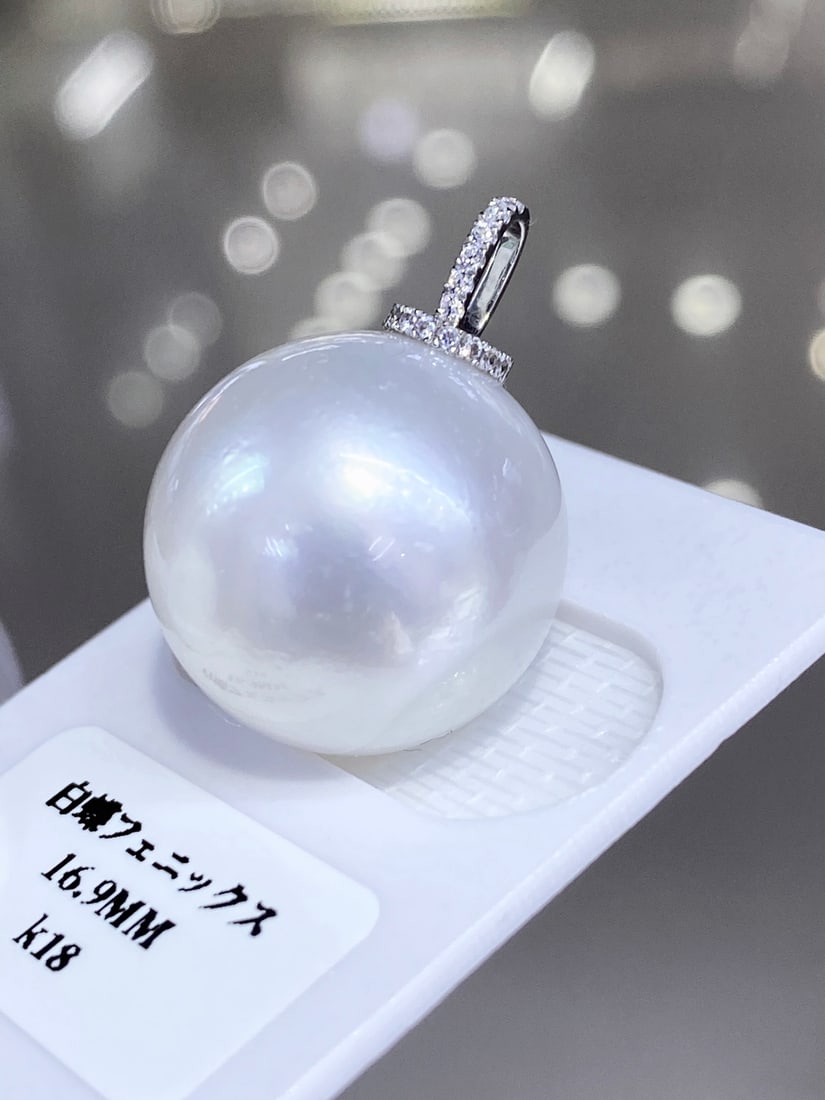 18K Gold White South Sea Pearl Pendant: This White South Sea pearl, with its impressive nearly 17mm size and satin-like cool luster, exudes unparalleled elegance. Its graceful glow adds endless charm and a sense of wealth to the wearer.