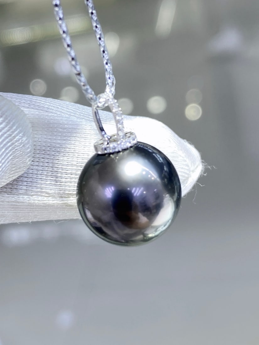 18K Gold Black Pearl Pendant: This pendant features an elegant black pearl at its center, exuding a noble aura. The luster of the pearl combined with 18K gold gives it a unique charm. Perfect for women who seek quality and style.