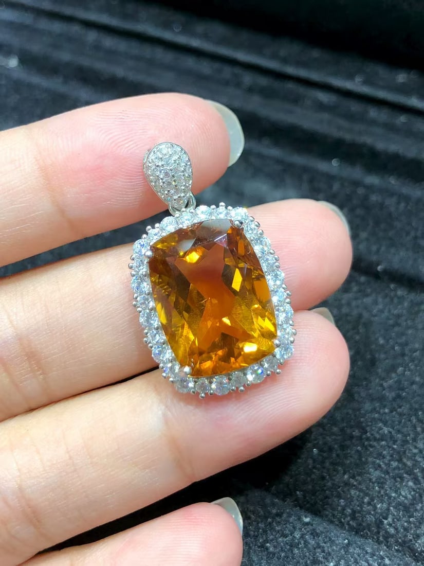 Natural citrine pendant: This pendant features a natural citrine crystal as its main stone, showcasing its unique color and luster. It is meticulously set in S925 sterling silver, exuding elegance. The main stone measures 12*