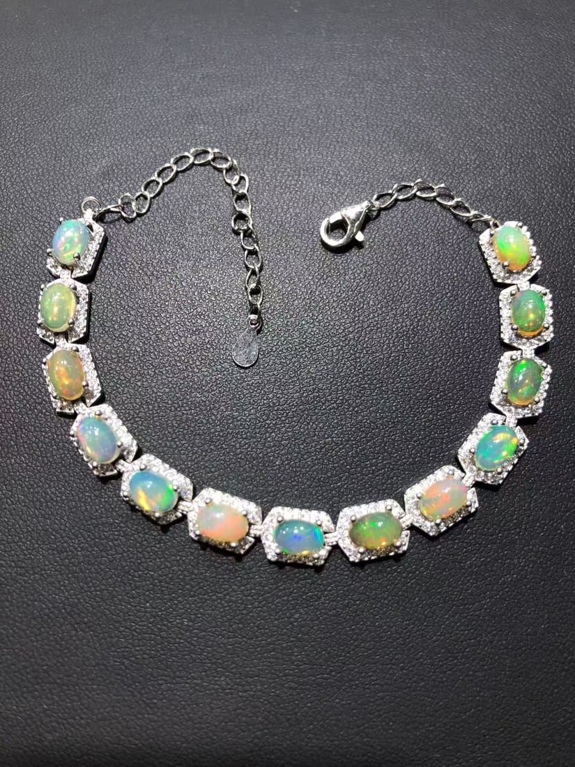 S925 Natural Colorful Opal Bracelet: This bracelet features colorful opal as the main stone, showcasing a unique brilliance and charm. Each opal is meticulously set, highlighting the exquisite craftsmanship of high-end jewelry. The main 