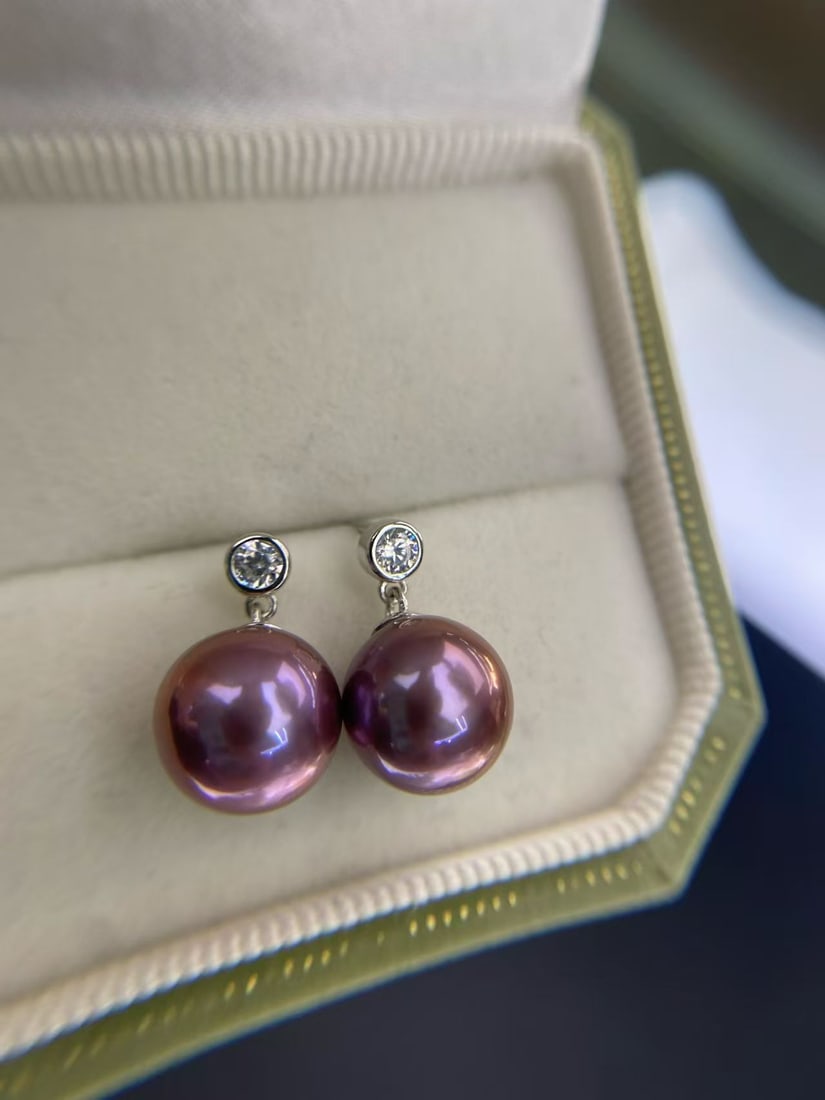 925 Silver Natural Flawless Purple Pearl Earrings: These earrings are meticulously crafted from 925 silver, featuring top-grade purple pearls that exhibit unparalleled luster and elegance. Each pearl is nearly flawless, radiating captivating charm,
