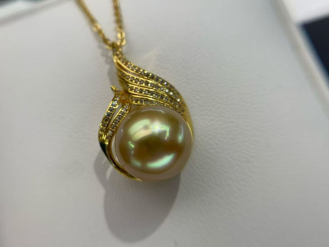 Natural Color South Sea Gold Pearl Pendant: This pendant features a natural color South Sea gold pearl as the main stone, radiating brilliance and showcasing a classic and elegant design. Adorned with zircon stones set in S925 silver, it