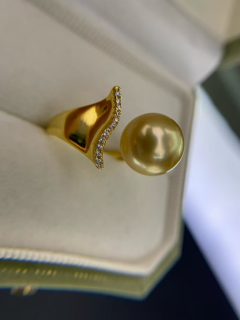 Natural South Sea Golden Pearl Ring: This ring features a natural South Sea golden pearl as the main stone, with a diameter of 10-11mm, showcasing a low-key luxurious aura. The exquisite craftsmanship enhances its elegance and grandeur