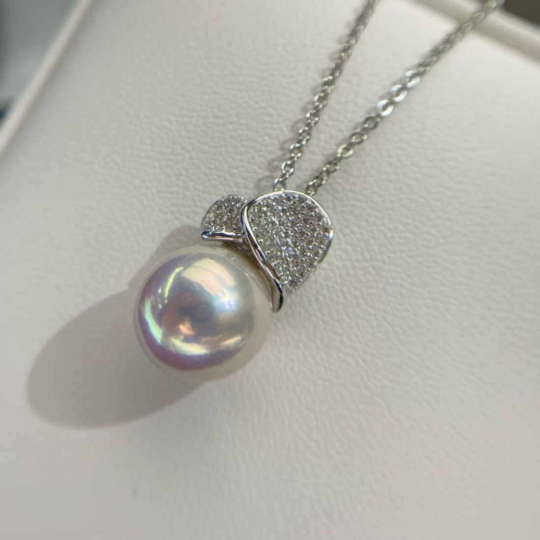 Natural White Pearl Pendant: This pearl pendant showcases a near-round shape with slight imperfections, yet it possesses an extraordinary luster that captivates the heart. Set in high-quality s925 silver, it exudes an air of eleg