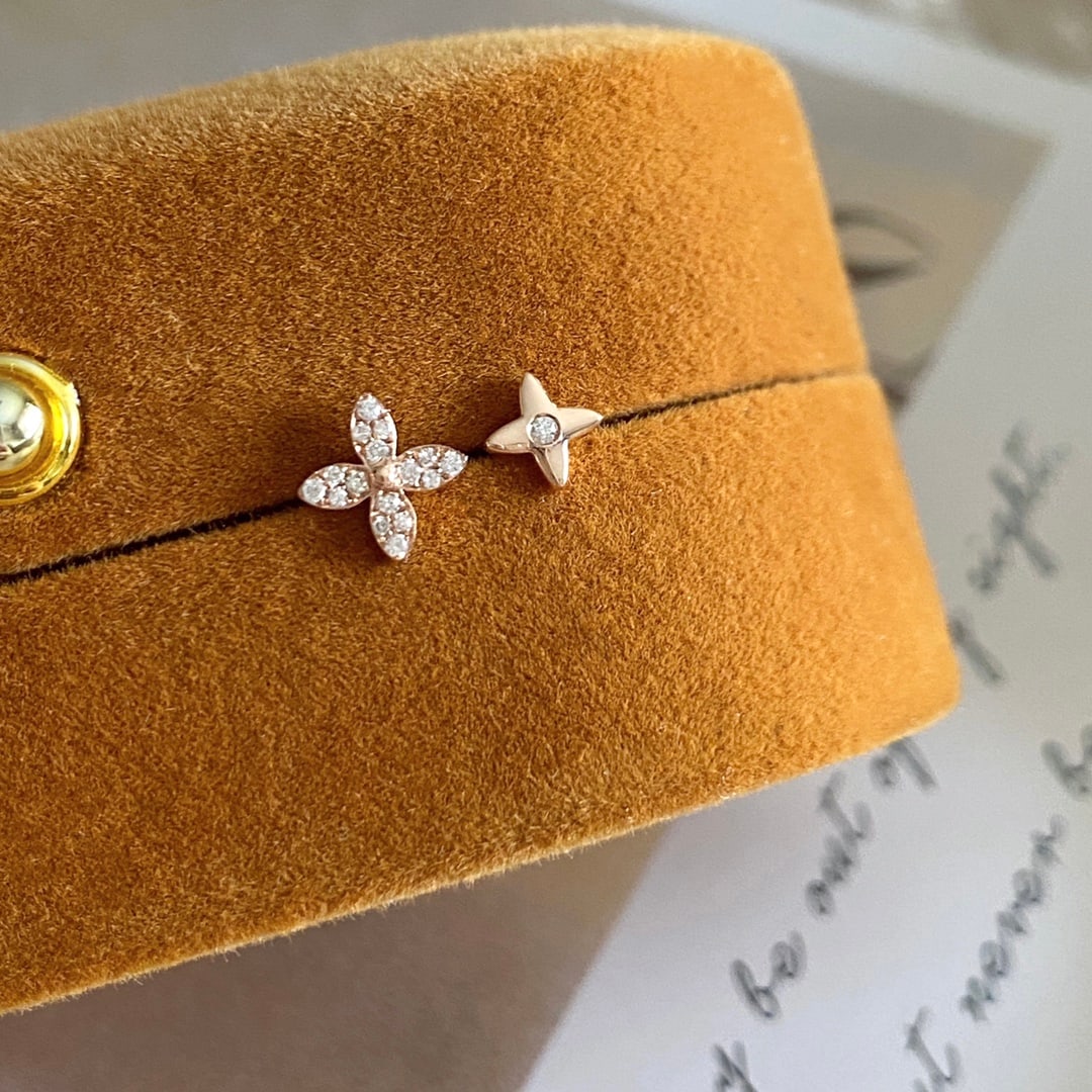 Full Diamond Earrings: These earrings are inspired by the four-leaf clover design, fully set with diamonds, showcasing exquisite and compact charm. Suitable for daily commuting, combining elegance and practicality. Freight: