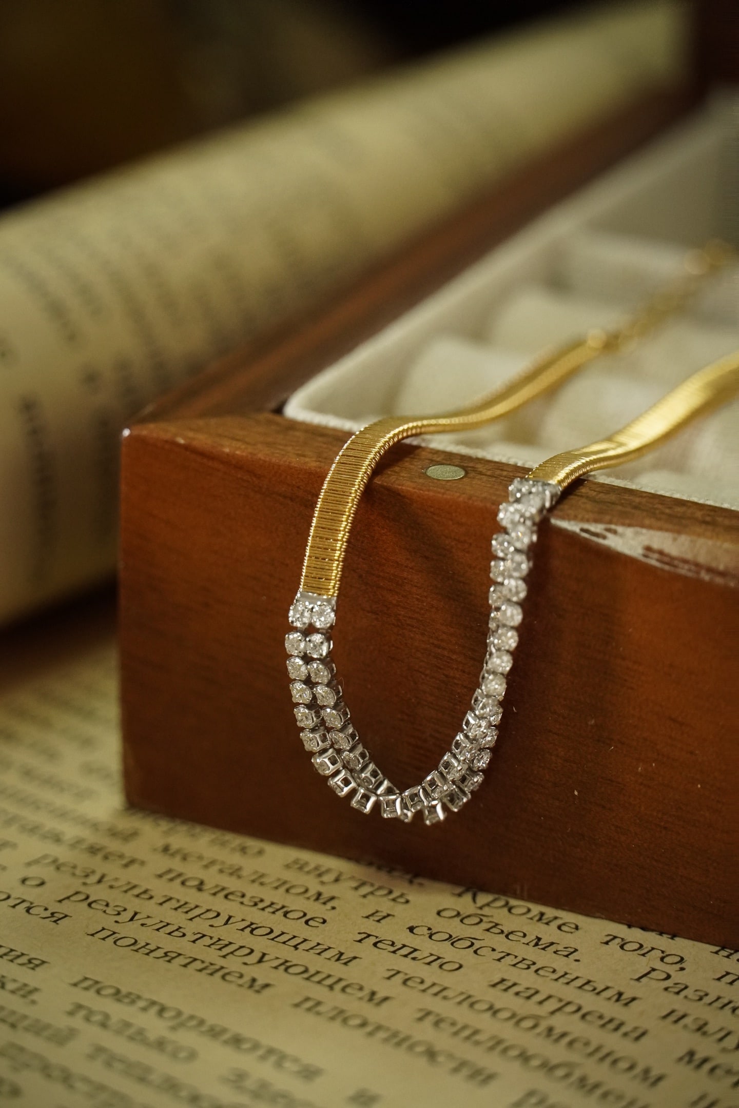 18K Gold Diamond Bracelet: This bracelet is crafted with precision, featuring a neatly arranged chain for comfortable wear. The middle section is adorned with double-layer diamonds forming a smooth wave curve, offering a low-ke