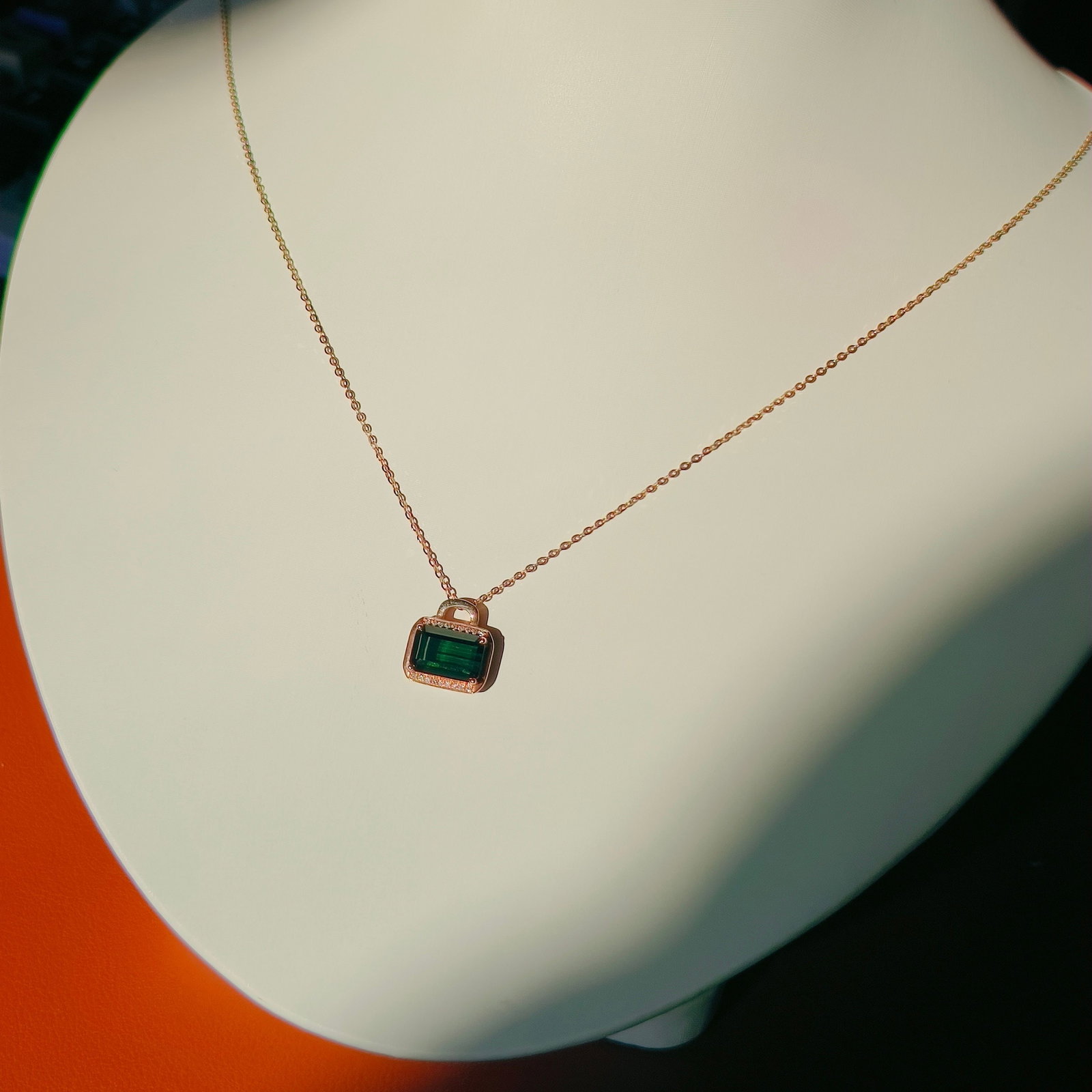 18K Gold Green Tourmaline Pendant: This 18K gold Pendant is adorned with sparkling diamonds and green tourmaline, showcasing natural elegance and nobility. Its design is simple yet exquisite, suitable for various occasions. The fresh h