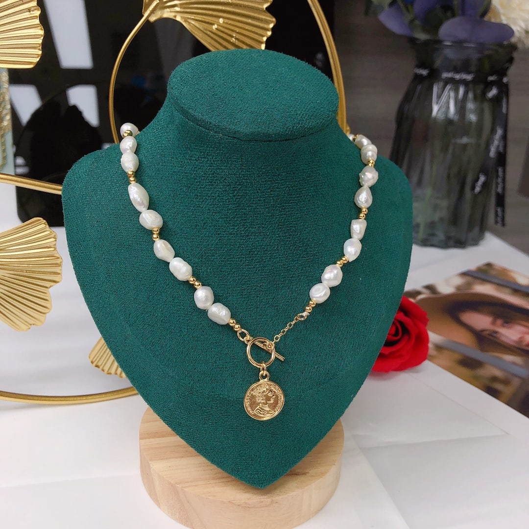 Natural White Pearl Necklace: This natural white pearl necklace is renowned for its elegant design and high-quality pearls. The luster and roundness of the pearls add unparalleled charm to the wearer. Suitable for various occasion