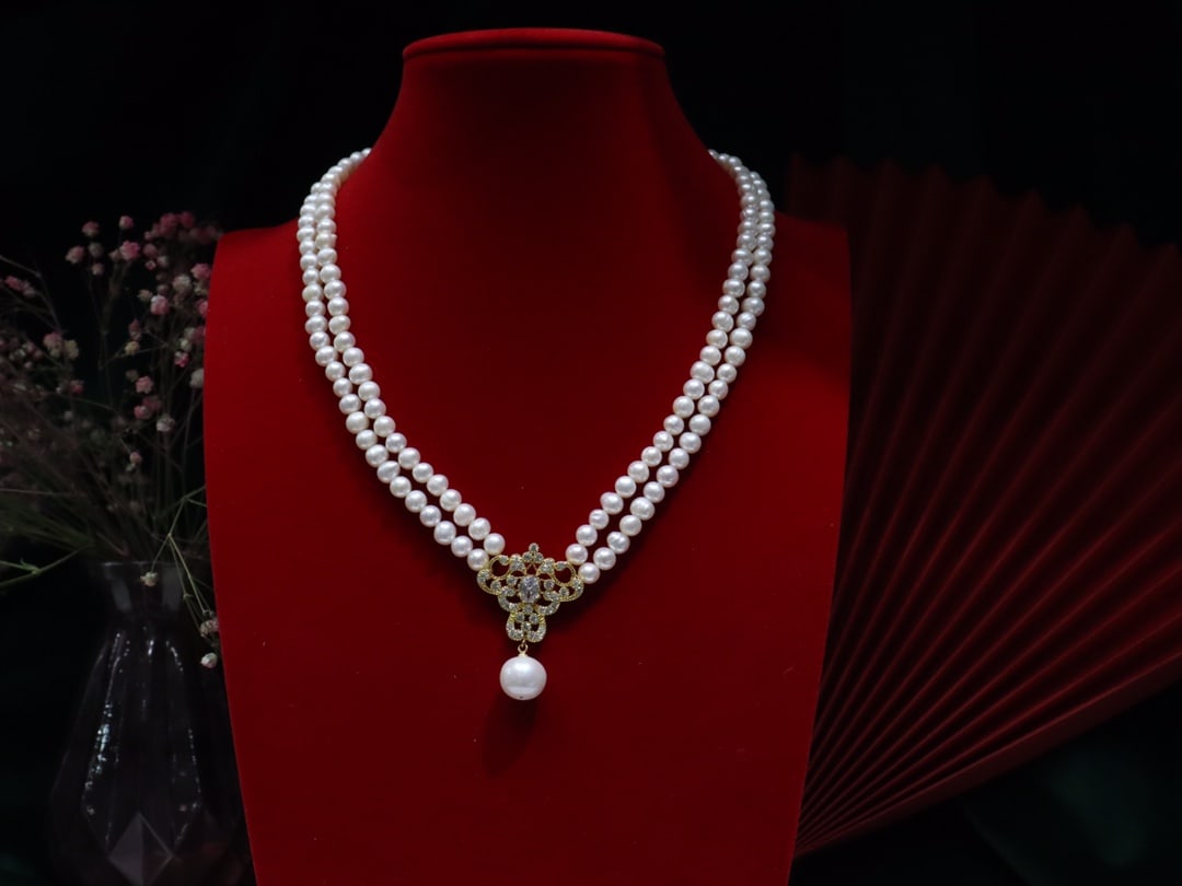 Natural Pearl Necklace: This necklace features natural color pearls, with pearl sizes around 5-6mm, exuding an elegant French courtly charm. The pearls have strong luster with slight blemishes, offering excellent wearing eff