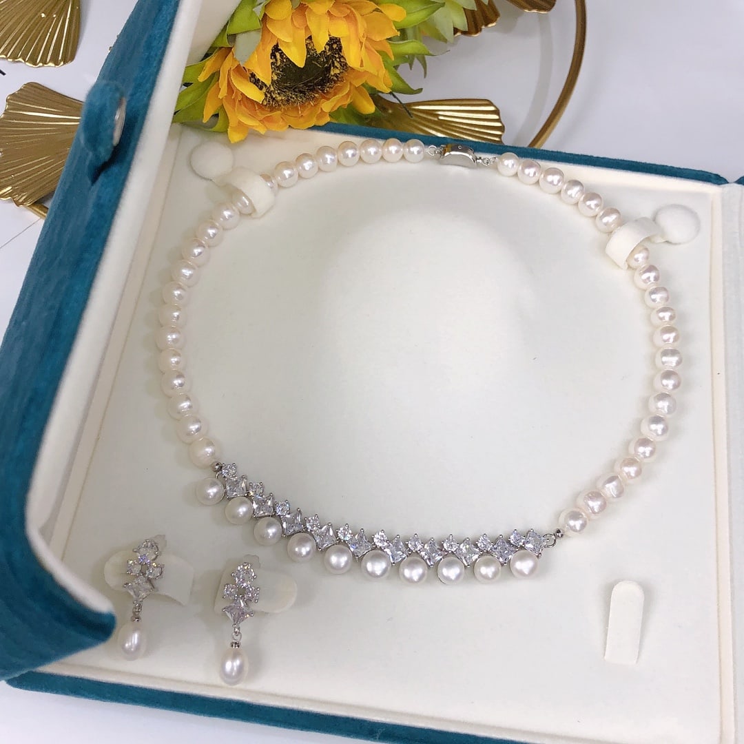 Natural White Pearl Necklace: This necklace exudes a rich vintage courtly vibe, perfectly complementing dresses to fulfill your princess dream. Each zircon shines brilliantly, paired with natural top-grade white pearls, approximat