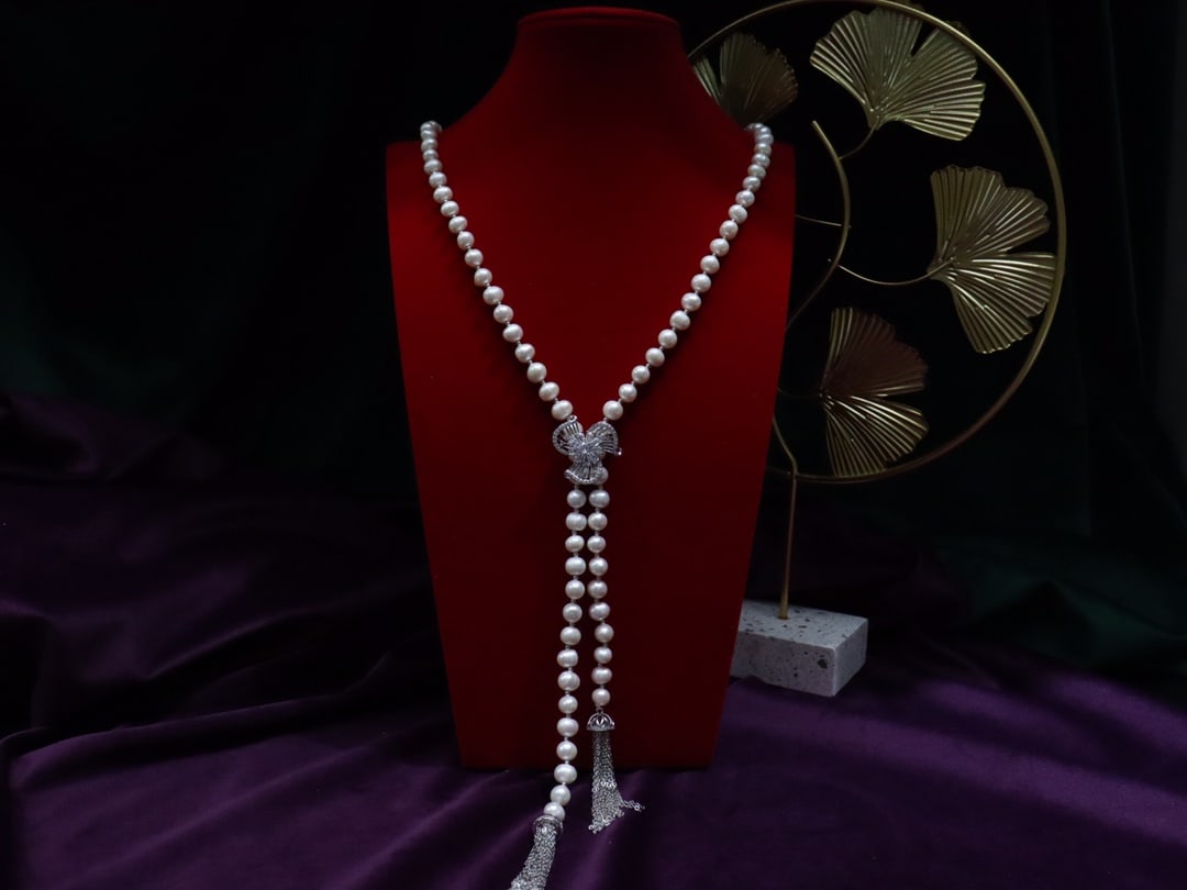 Natural White Pearl Necklace: This natural white pearl necklace features a simple and elegant design, making it a perfect match for any occasion. The pearls are nearly round with slight blemishes, exuding an elegant luster. The 18